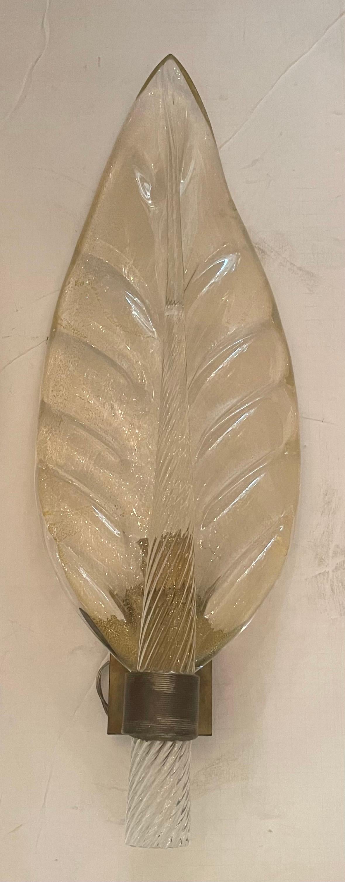 Mid-Century moderno Meravigliosa coppia di Barovier&Toso, lampade in ottone in vetro soffiato a foglia grande di Murano in vendita