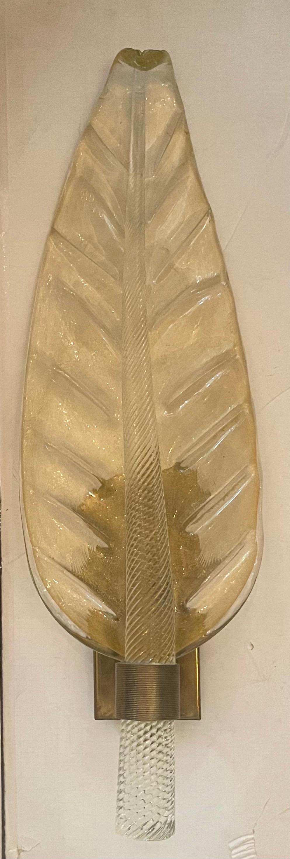 Ein wunderbares Paar Barovier & Toso Mid Century Modern Murano große Blatt Form geblasenem Kunstglas mit Goldflake Set in Messing Gehäuse Wandleuchten, kommen bereit, mit Montagematerial zu installieren.

Zwei Paare verfügbar, jedes Paar wird