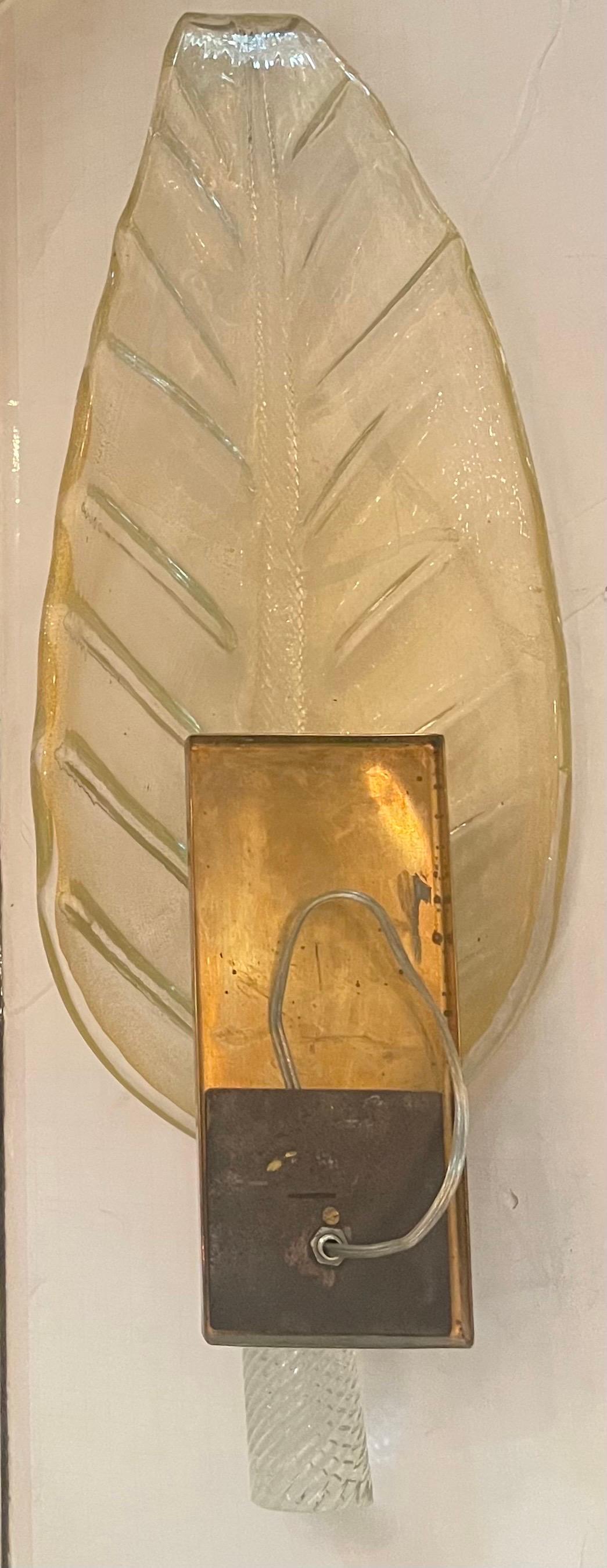 Wunderschönes Paar Barovier & Toso Murano Große Blätter aus mundgeblasenem Glas Messing Wandleuchter (20. Jahrhundert) im Angebot