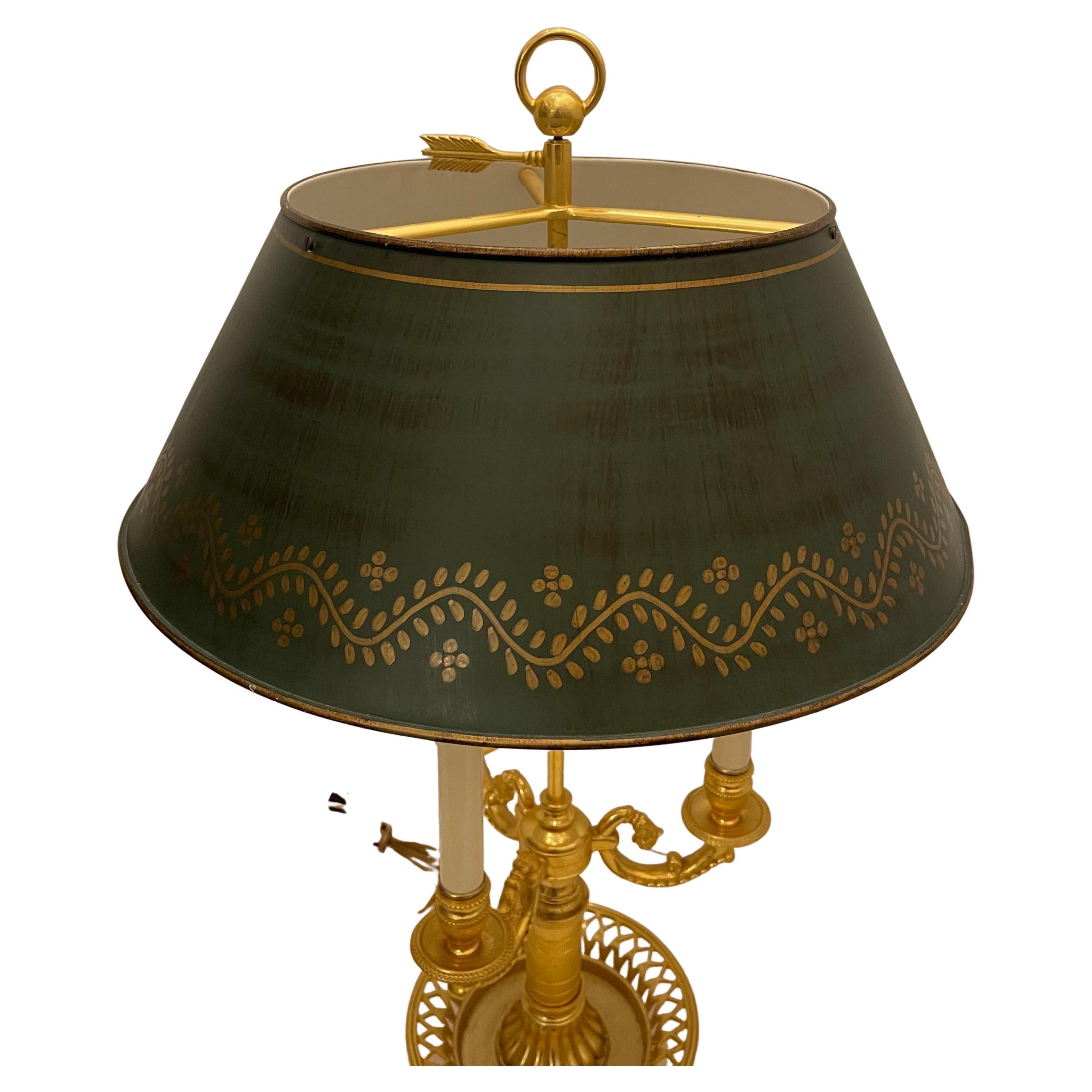 Wunderschöne französische Empire / Neoklassizismus Bronze Korbform mit drei Kandelaber Bouillotte Lampe mit grünen Tole Schatten.

 