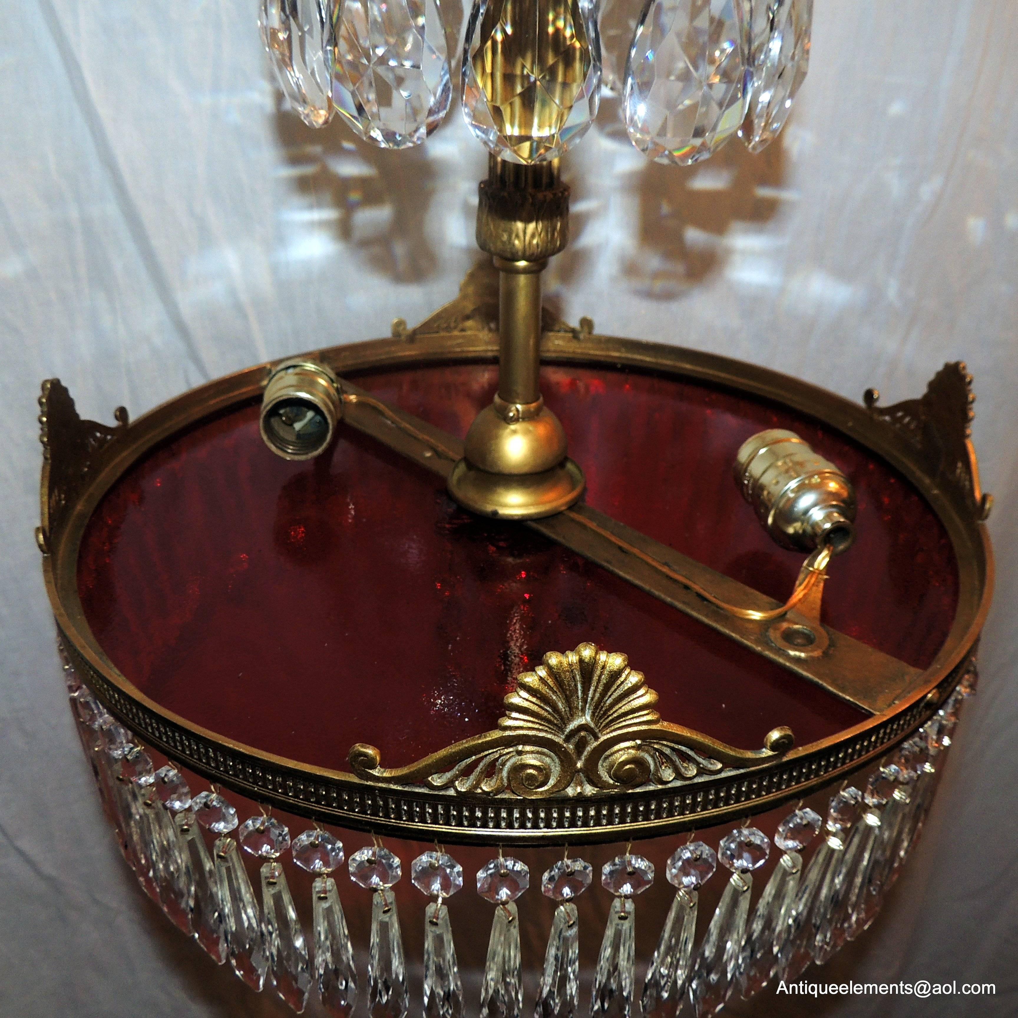 Bronze Lustre néoclassique baltique de style Dor en bronze et verre rouge cristal en vente