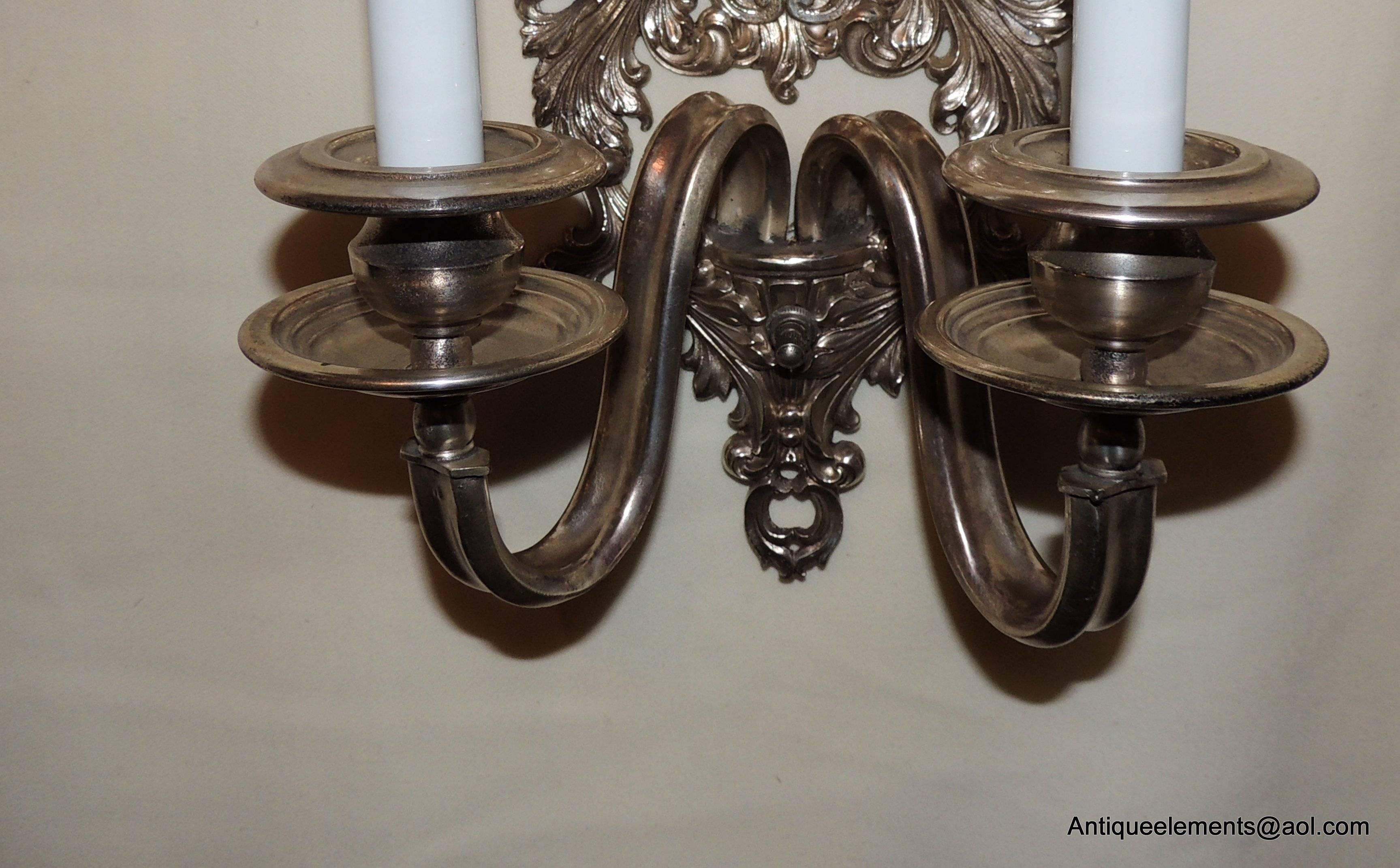 Paar zweiflammige figurale Caldwell-Wandleuchter aus versilberter Bronze mit Trompetenmotiven im Zustand „Gut“ im Angebot in Roslyn, NY