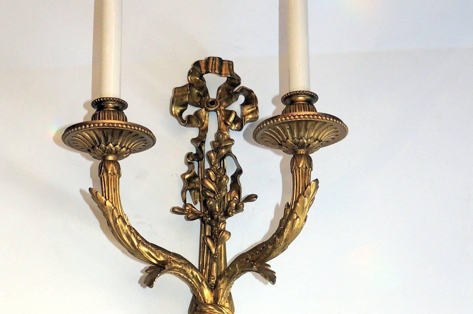 Belle Époque Elegante coppia Luigi XVI Caldwell francese Dore Bronzo Nastro Floreale Grandi Sconcese in vendita