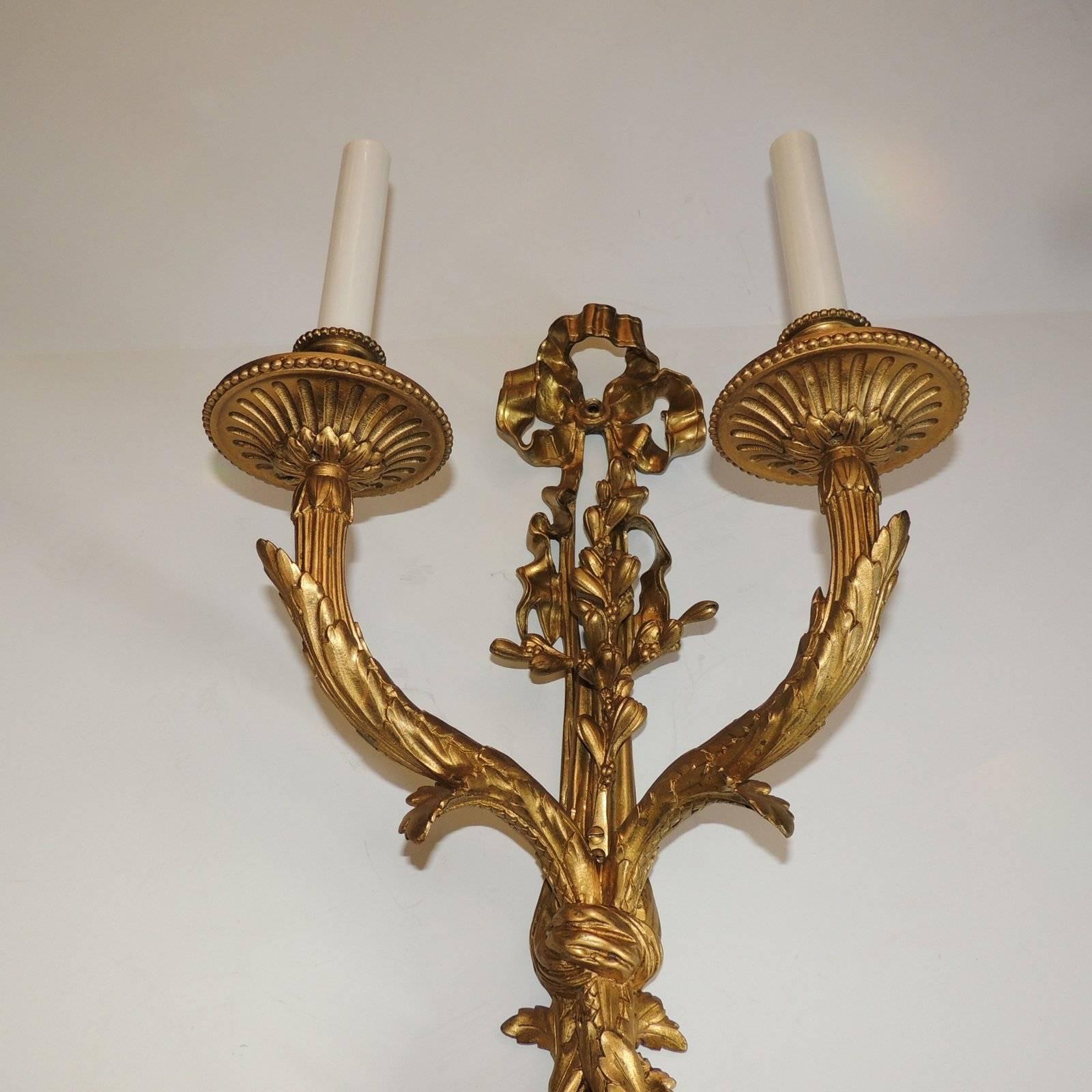Francese Elegante coppia Luigi XVI Caldwell francese Dore Bronzo Nastro Floreale Grandi Sconcese in vendita