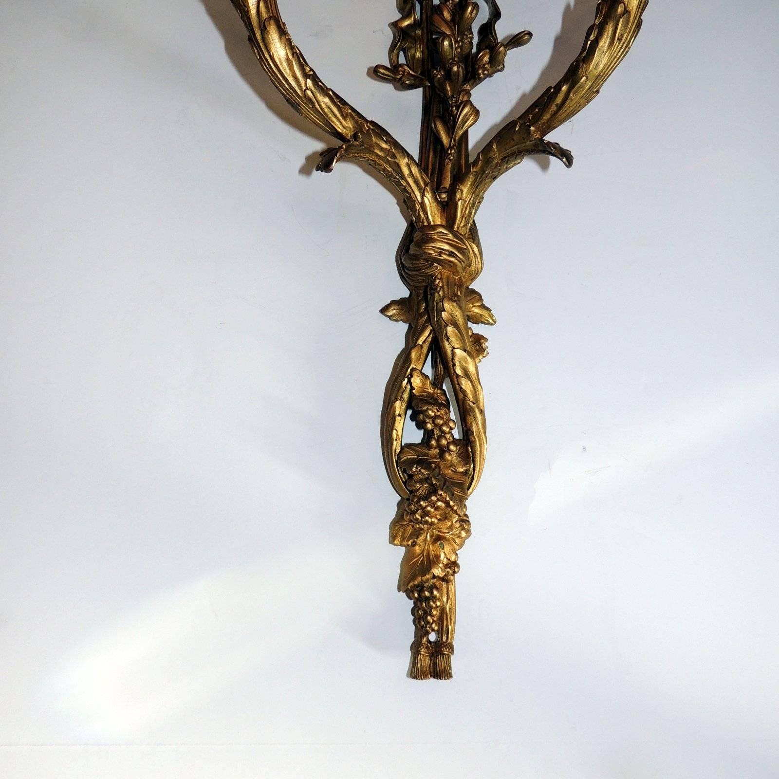 Dorato Elegante coppia Luigi XVI Caldwell francese Dore Bronzo Nastro Floreale Grandi Sconcese in vendita
