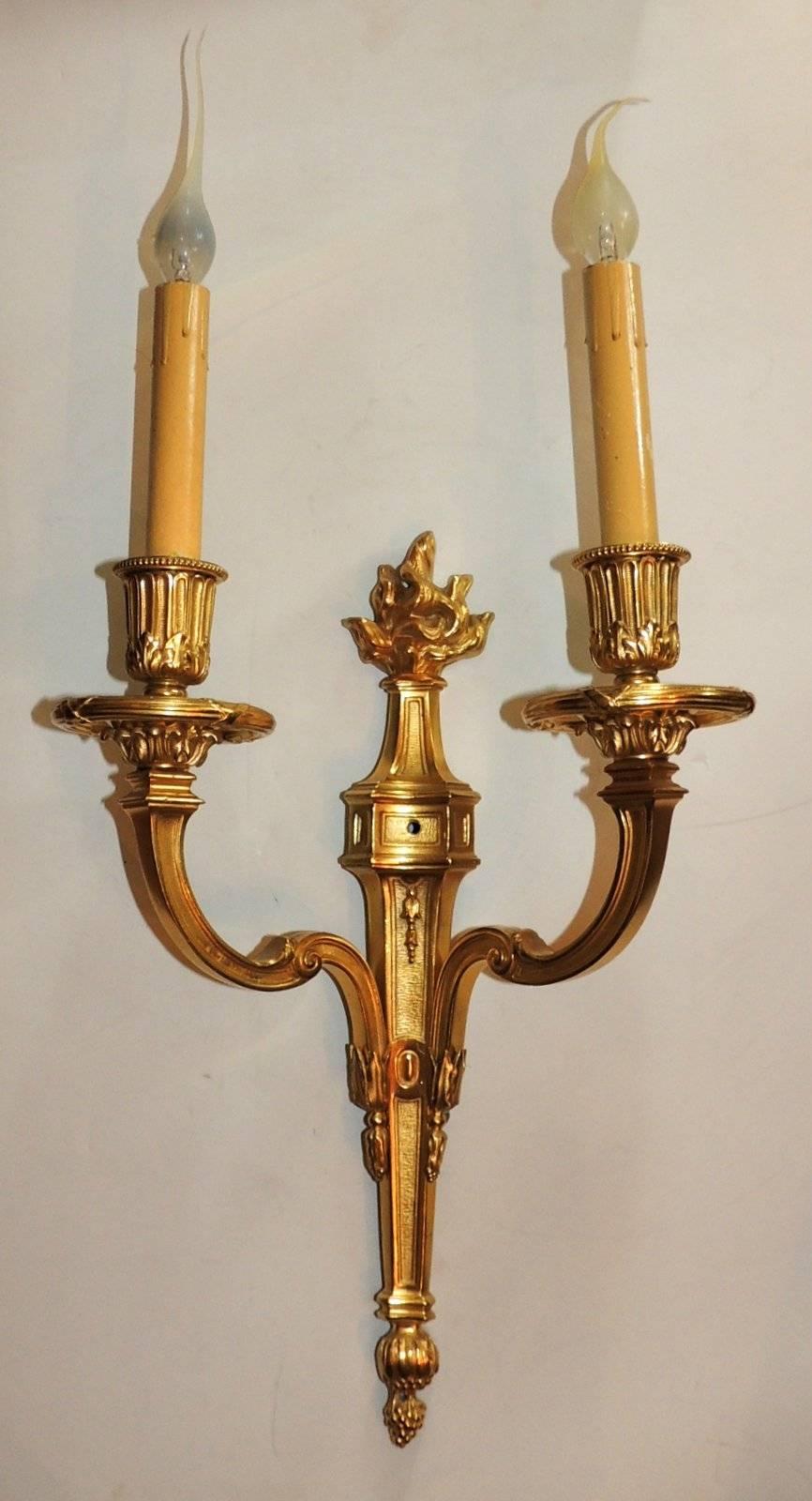 Elegantes Paar zweiarmige neoklassizistische Caldwell Dore-Bronze-Wandleuchter mit geflammter Platte (amerikanisch) im Angebot
