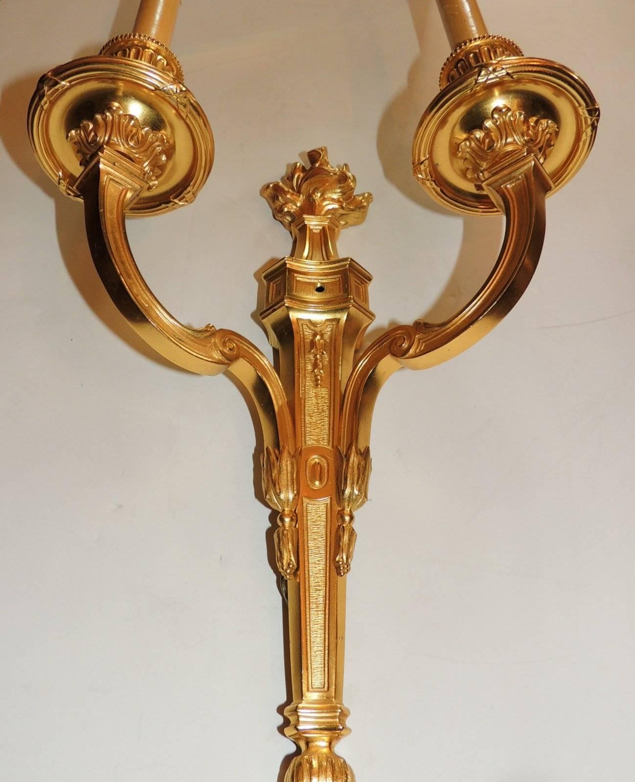 Elegantes Paar zweiarmige neoklassizistische Caldwell Dore-Bronze-Wandleuchter mit geflammter Platte (Vergoldet) im Angebot