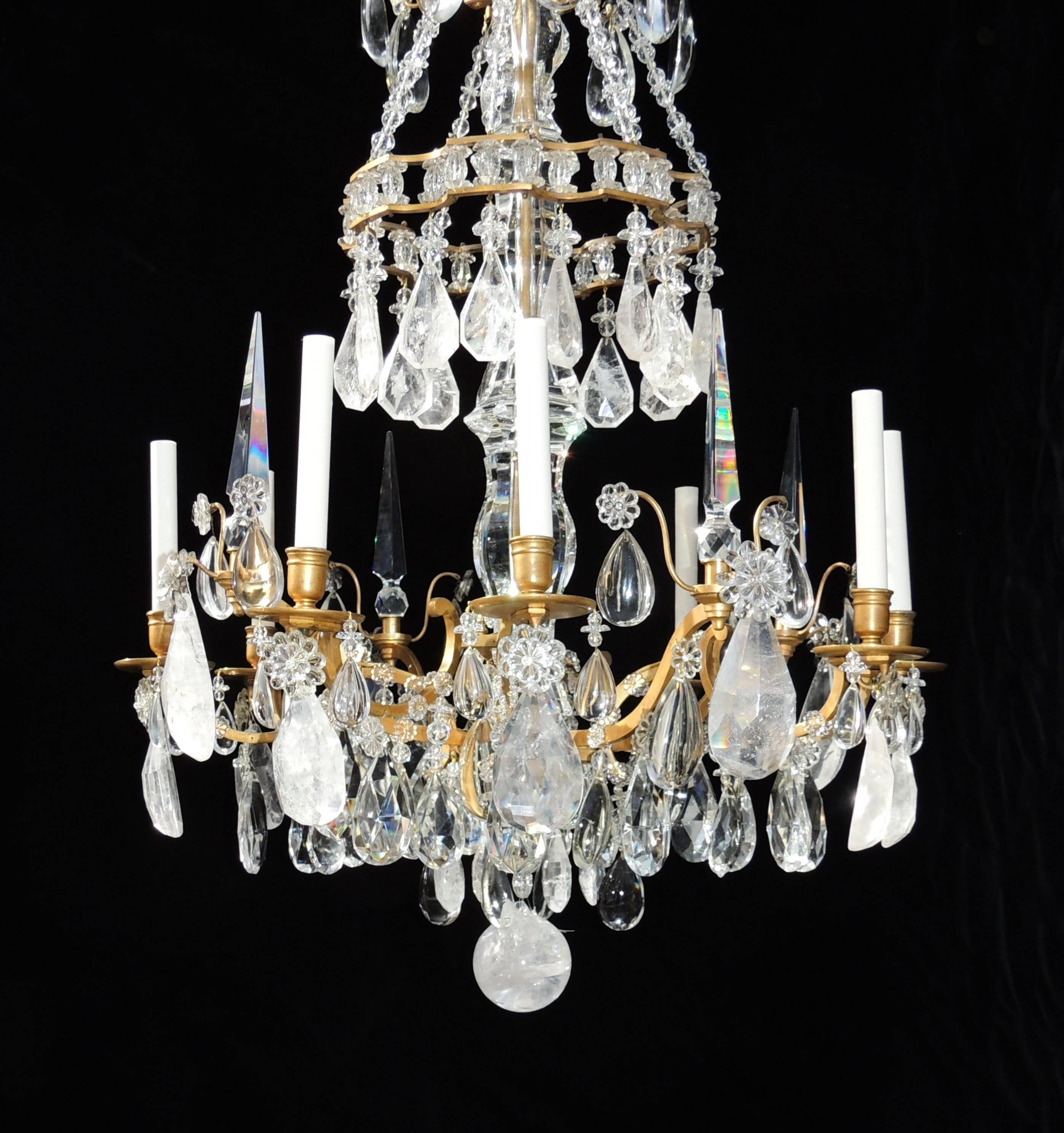 Inizio XX secolo Magnifico lampadario francese Dore Bronze Rock Crystal Louis XVI Fine Gilt Huge Chandelier in vendita