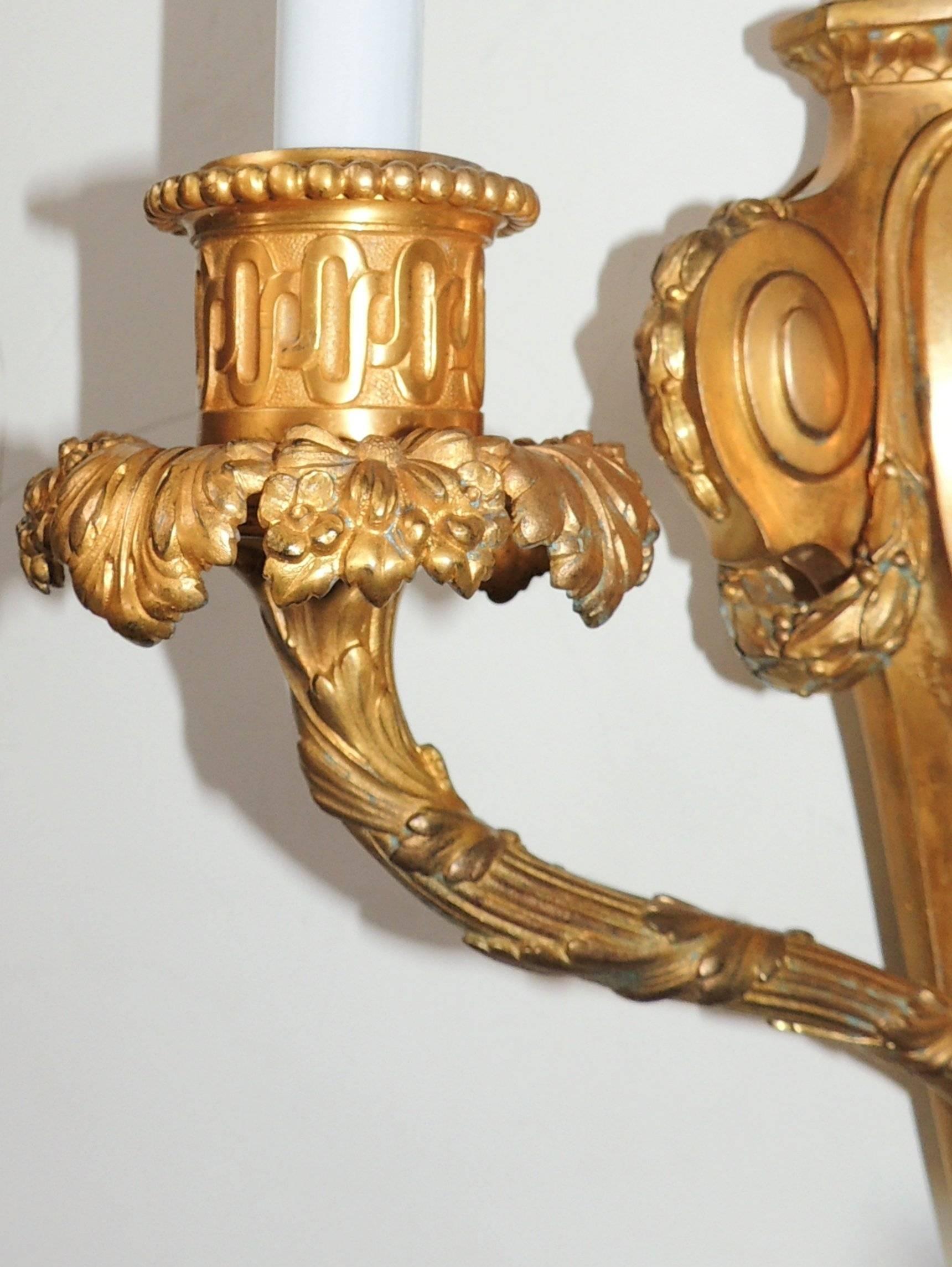 Néoclassique Exceptionnelle paire d'appliques néoclassiques françaises dorées en bronze avec plateau en forme de flamme en vente
