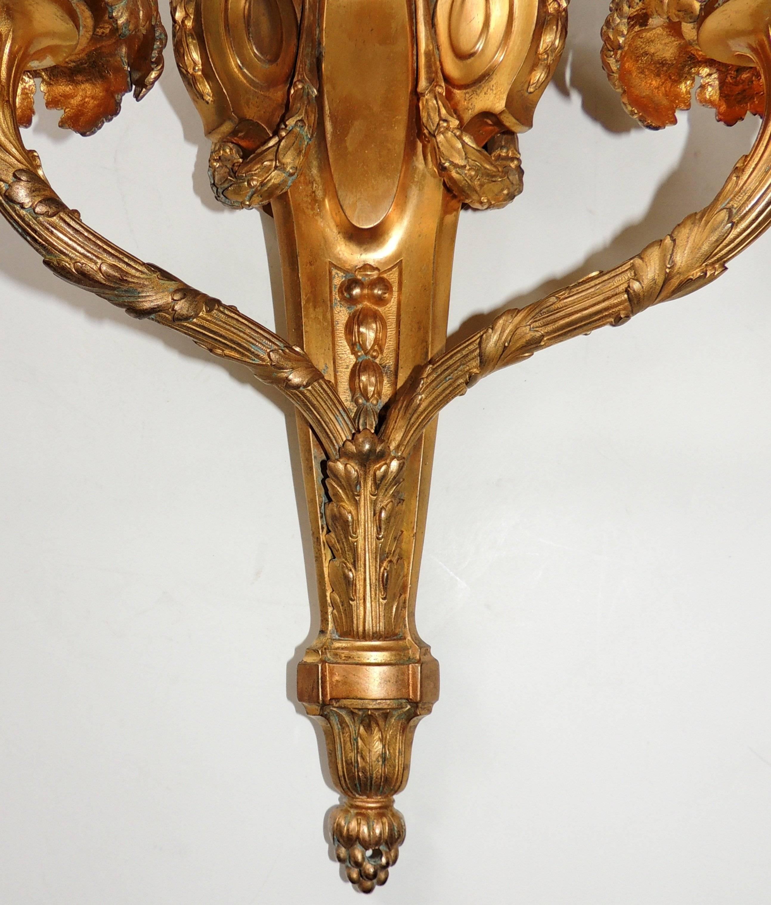 Français Exceptionnelle paire d'appliques néoclassiques françaises dorées en bronze avec plateau en forme de flamme en vente