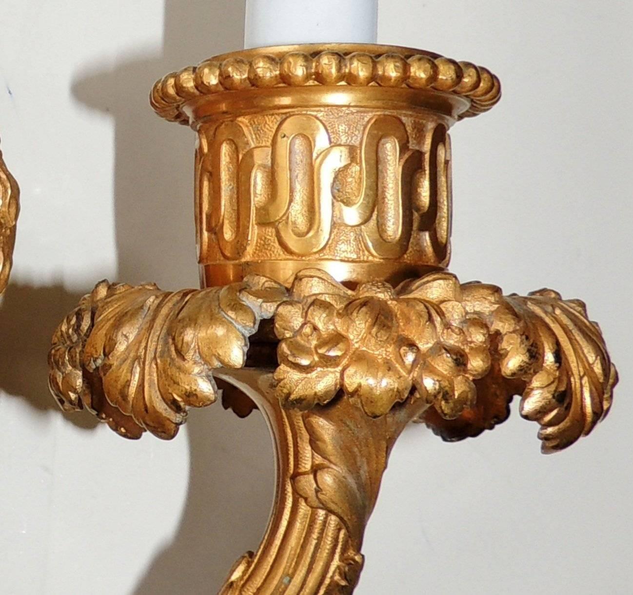 Doré Exceptionnelle paire d'appliques néoclassiques françaises dorées en bronze avec plateau en forme de flamme en vente