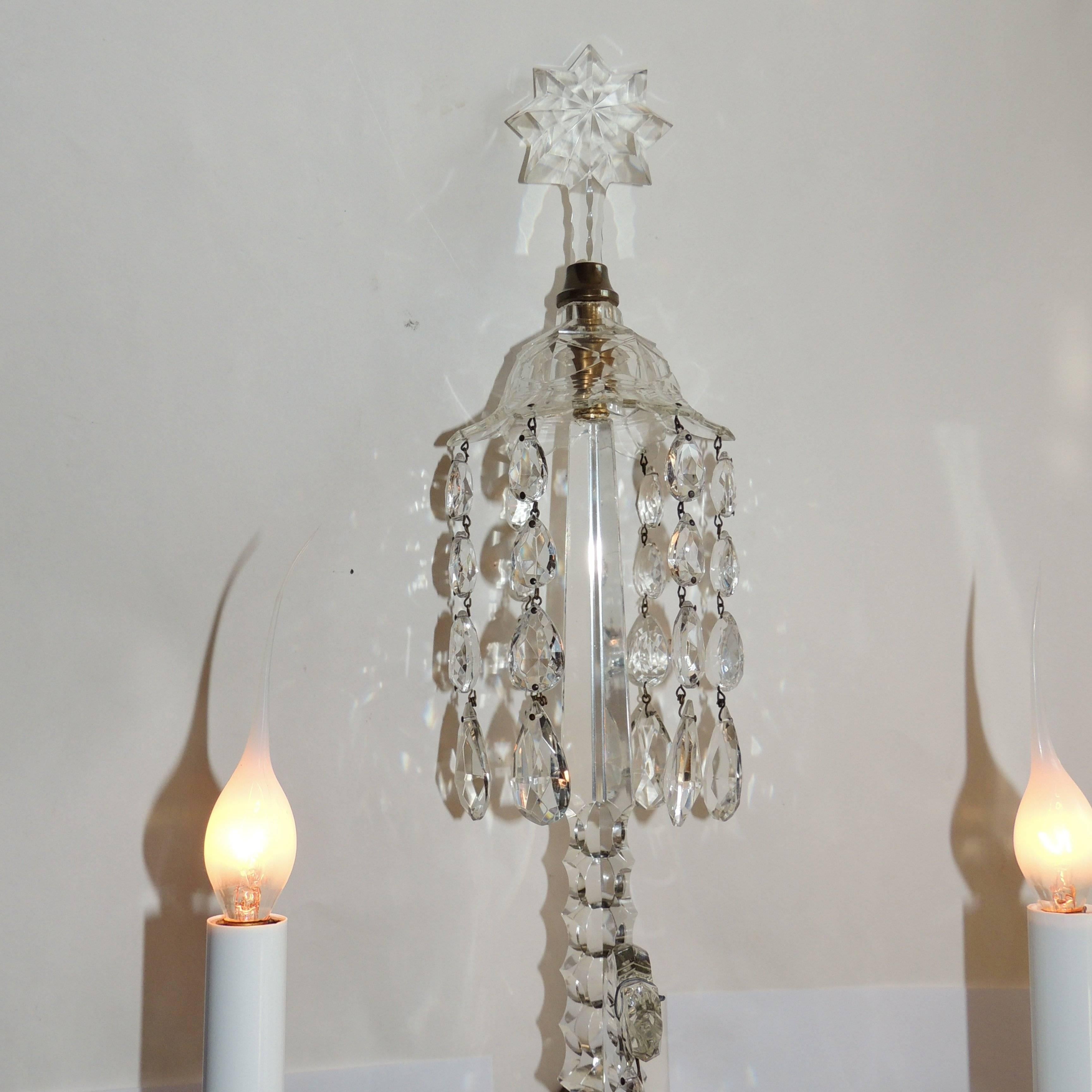 Englische Wandleuchten aus georgianischem geschliffenem Kristall und Bronze, sehr schönes Paar (Georgian) im Angebot