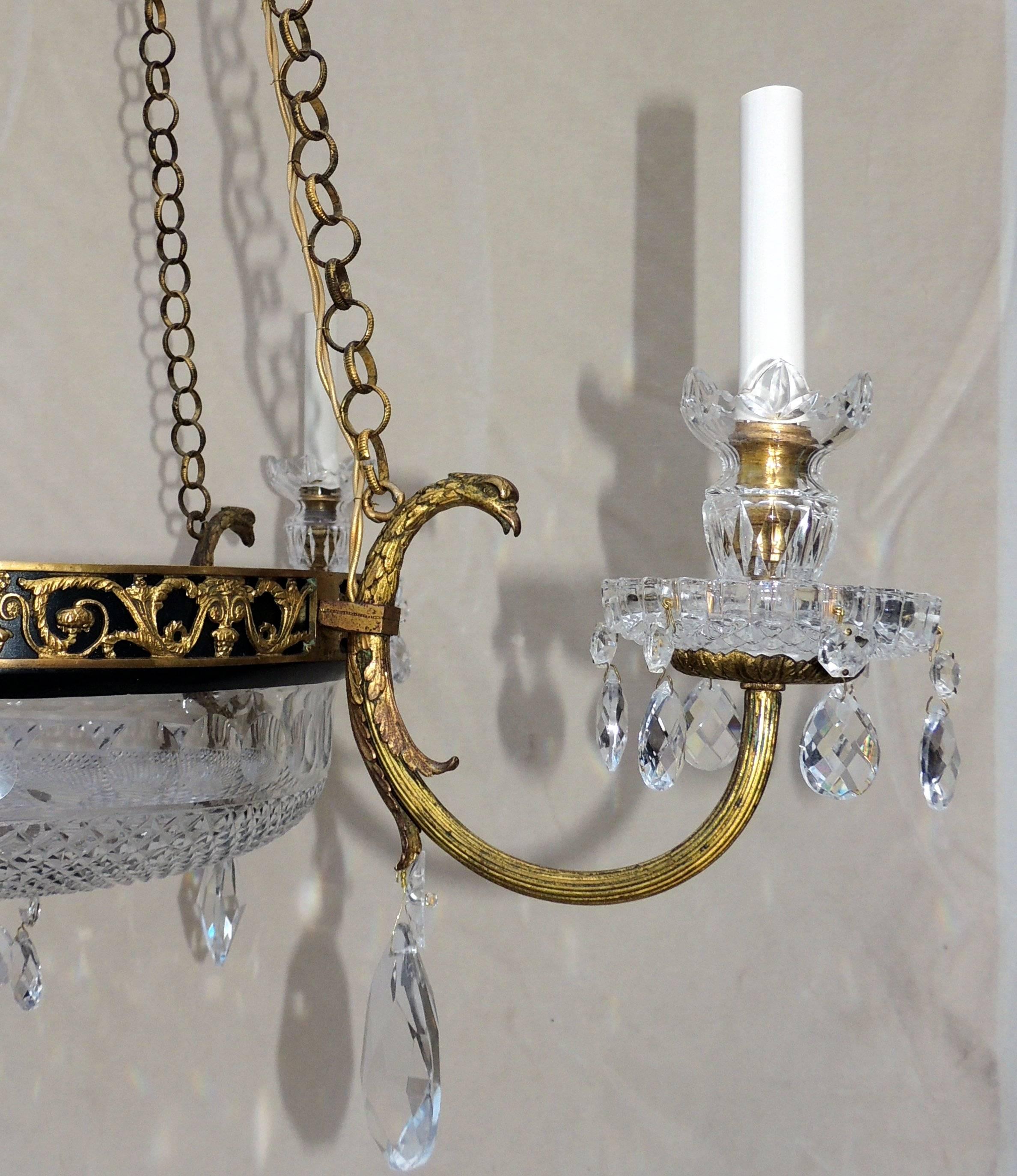 Patinato Elegante lampadario neoclassico francese Impero in bronzo patinato e cristallo in vendita