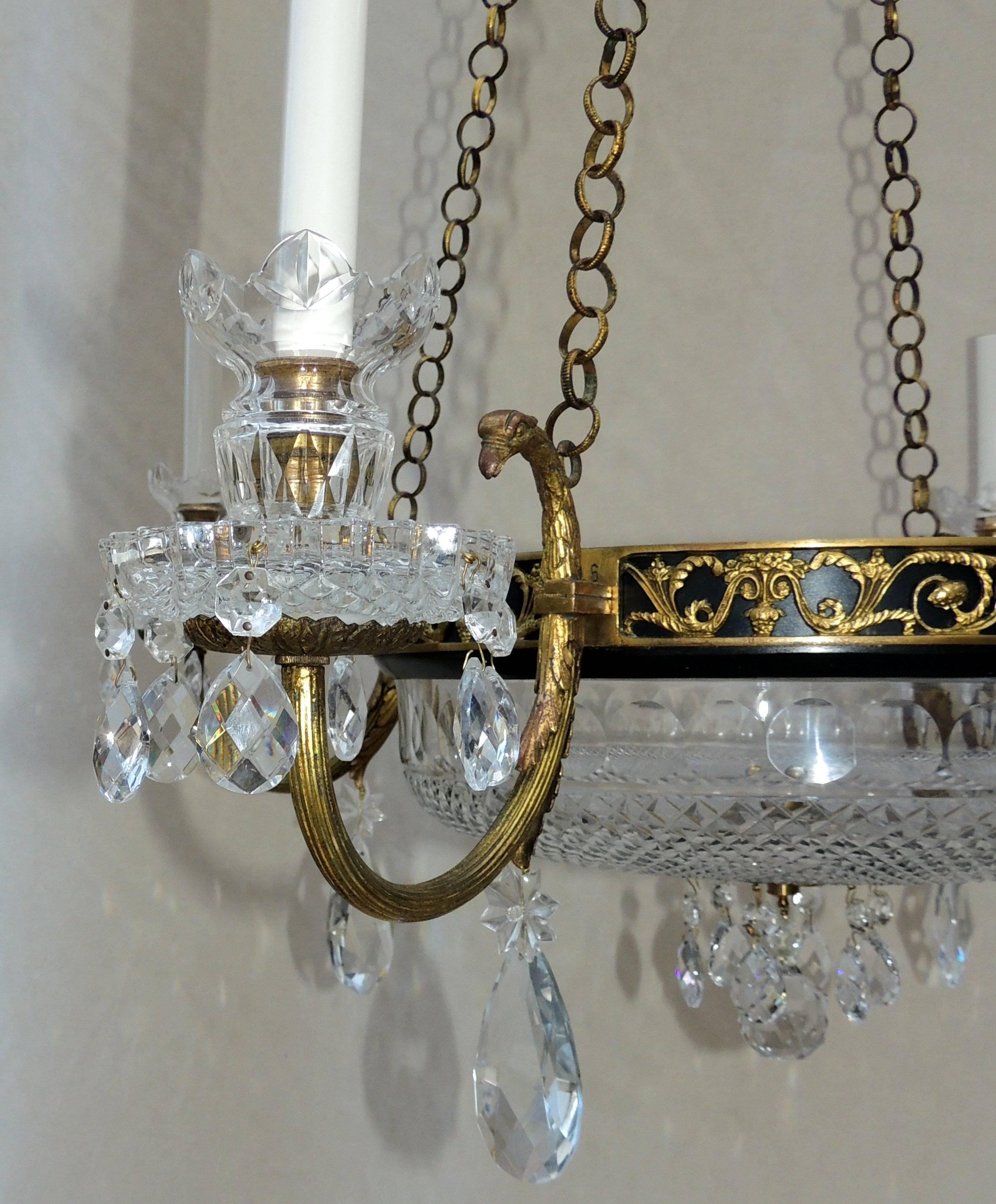 Elegante lampadario neoclassico francese Impero in bronzo patinato e cristallo In condizioni buone in vendita a Roslyn, NY