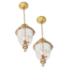 Magnifique paire de lustres en bronze doré avec cloche en verre gravé