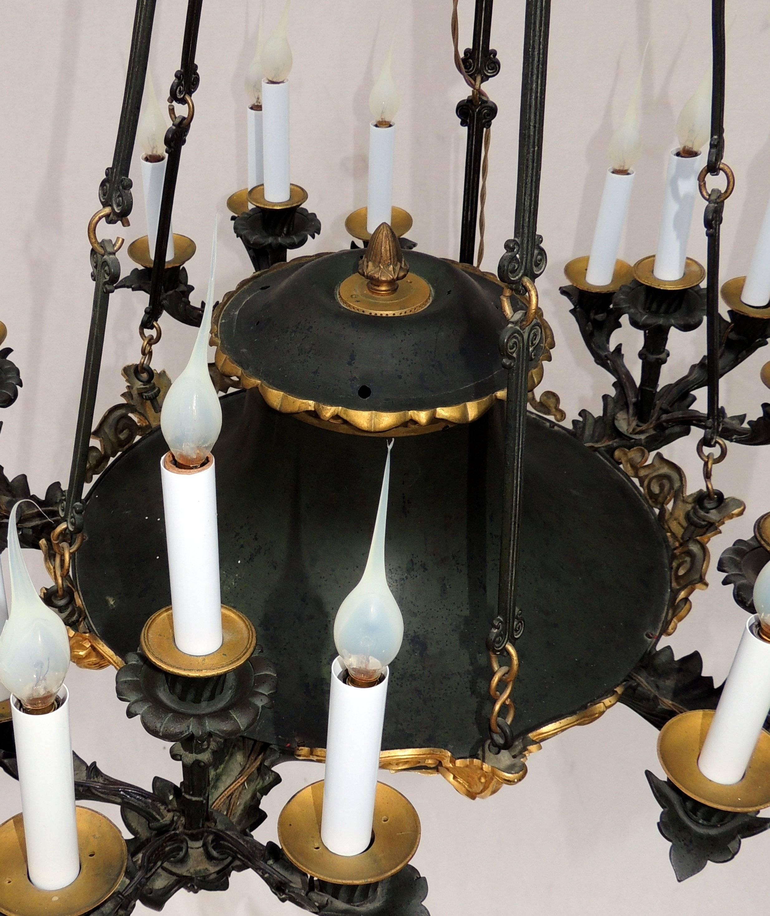 Inizio XX secolo Un lampadario neoclassico in bronzo doré e patinato dell'Impero Francese in vendita