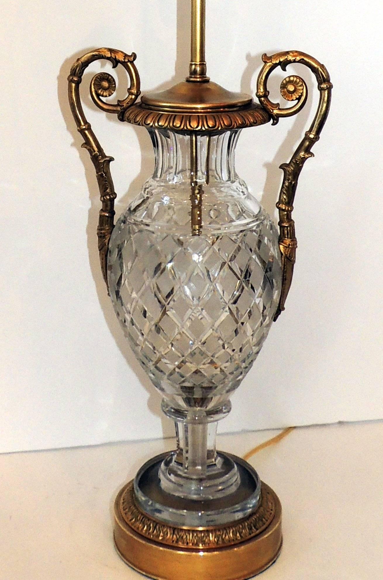 Doré Magnifique paire de lampes néoclassiques en cristal taillé, doré et bronze monté sur bronze doré en vente