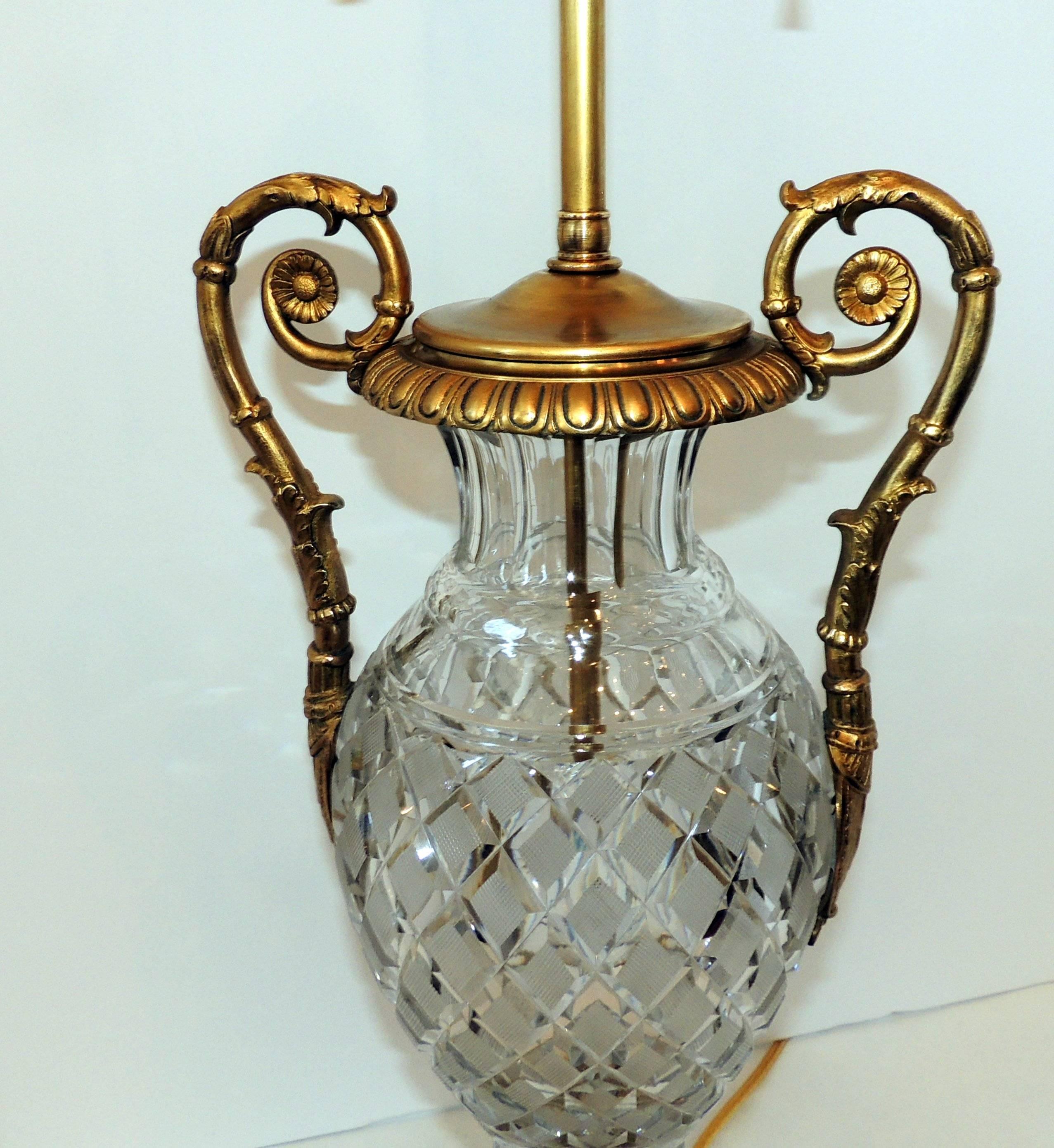 Schönes Paar Französisch Cut Crystal Doré Bronze Ormolu montiert neoklassischen Lampen (Frühes 20. Jahrhundert) im Angebot