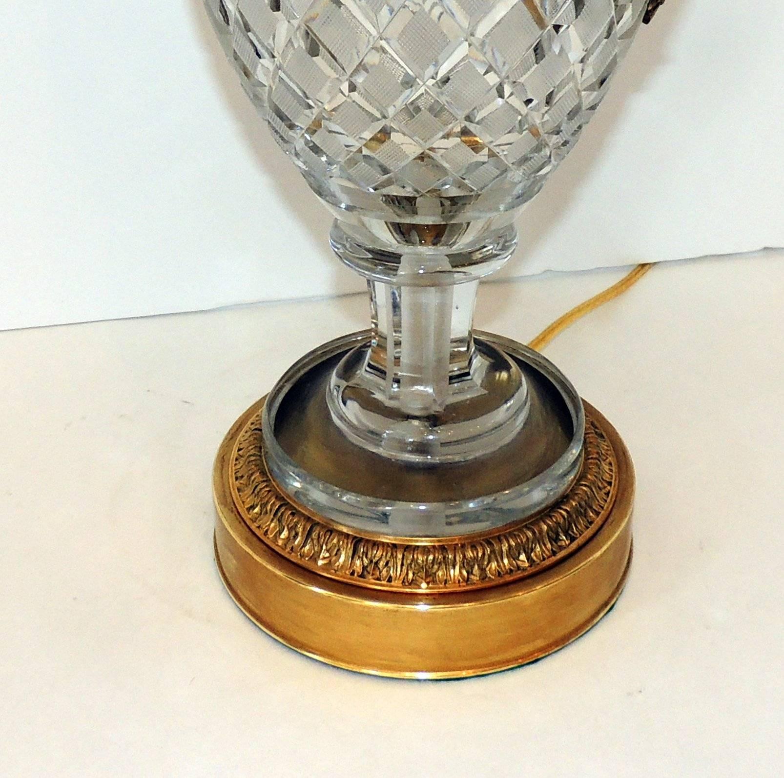 Schönes Paar Französisch Cut Crystal Doré Bronze Ormolu montiert neoklassischen Lampen im Angebot 3