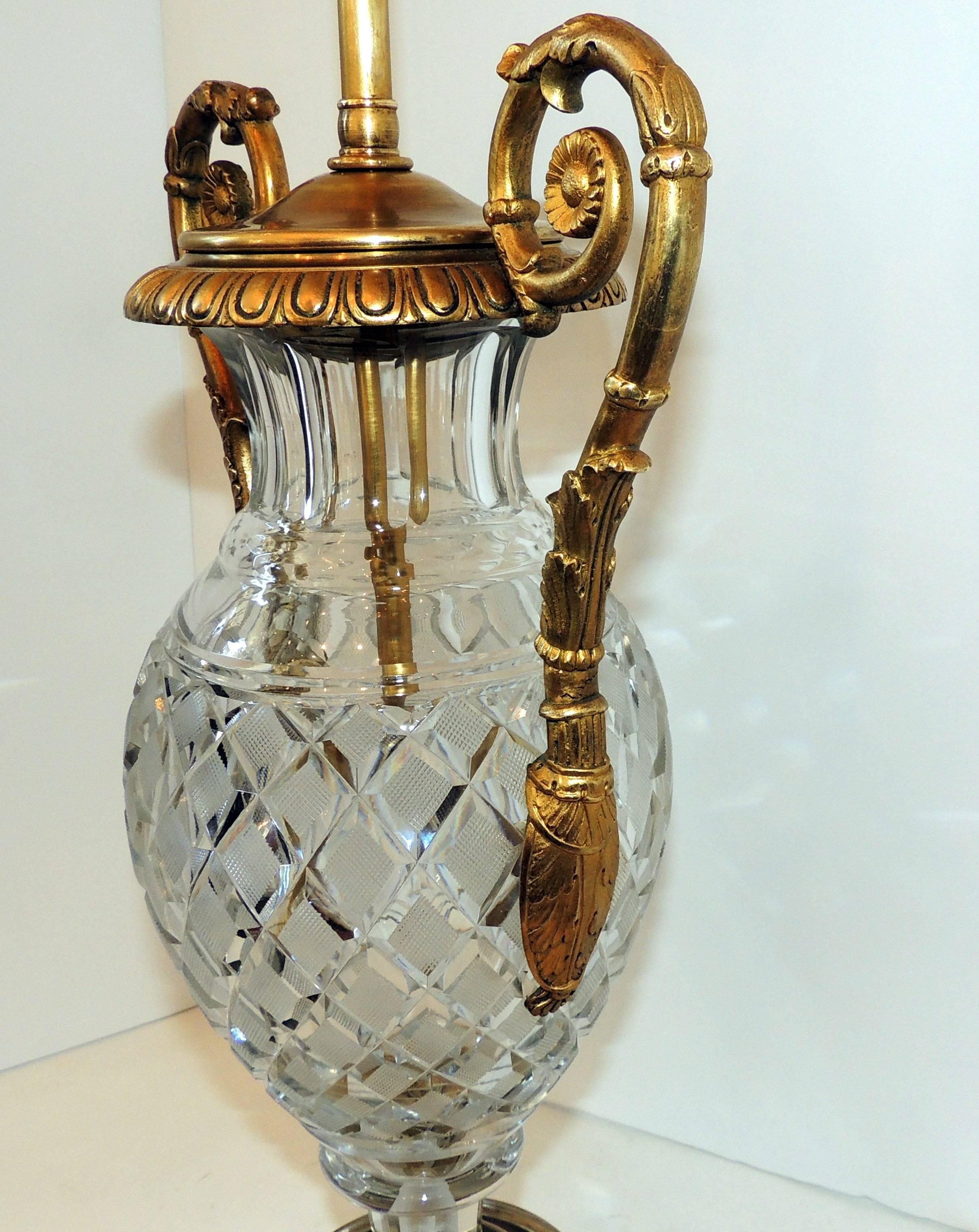 Début du 20ème siècle Magnifique paire de lampes néoclassiques en cristal taillé, doré et bronze monté sur bronze doré en vente
