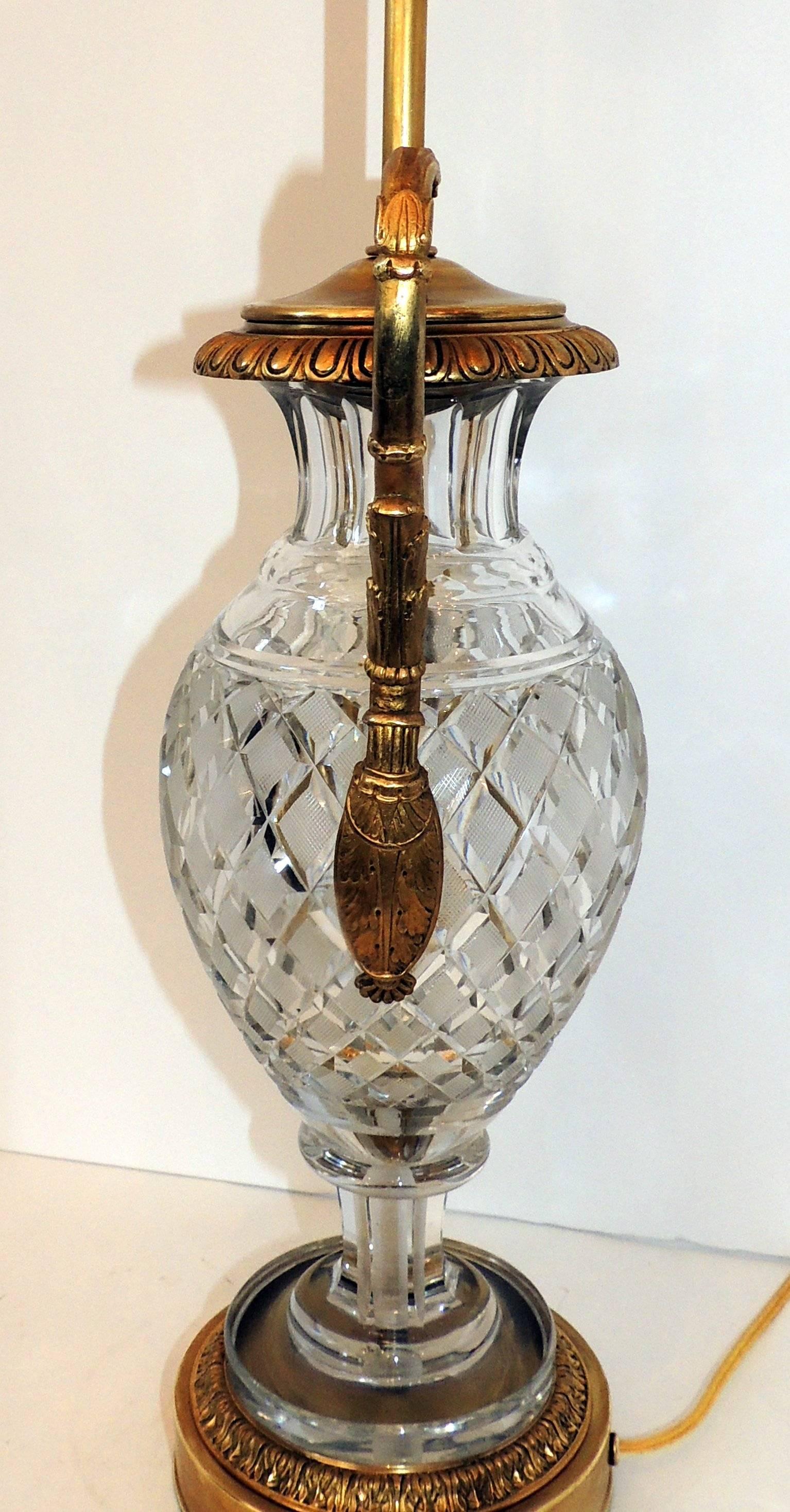 Cristal Magnifique paire de lampes néoclassiques en cristal taillé, doré et bronze monté sur bronze doré en vente