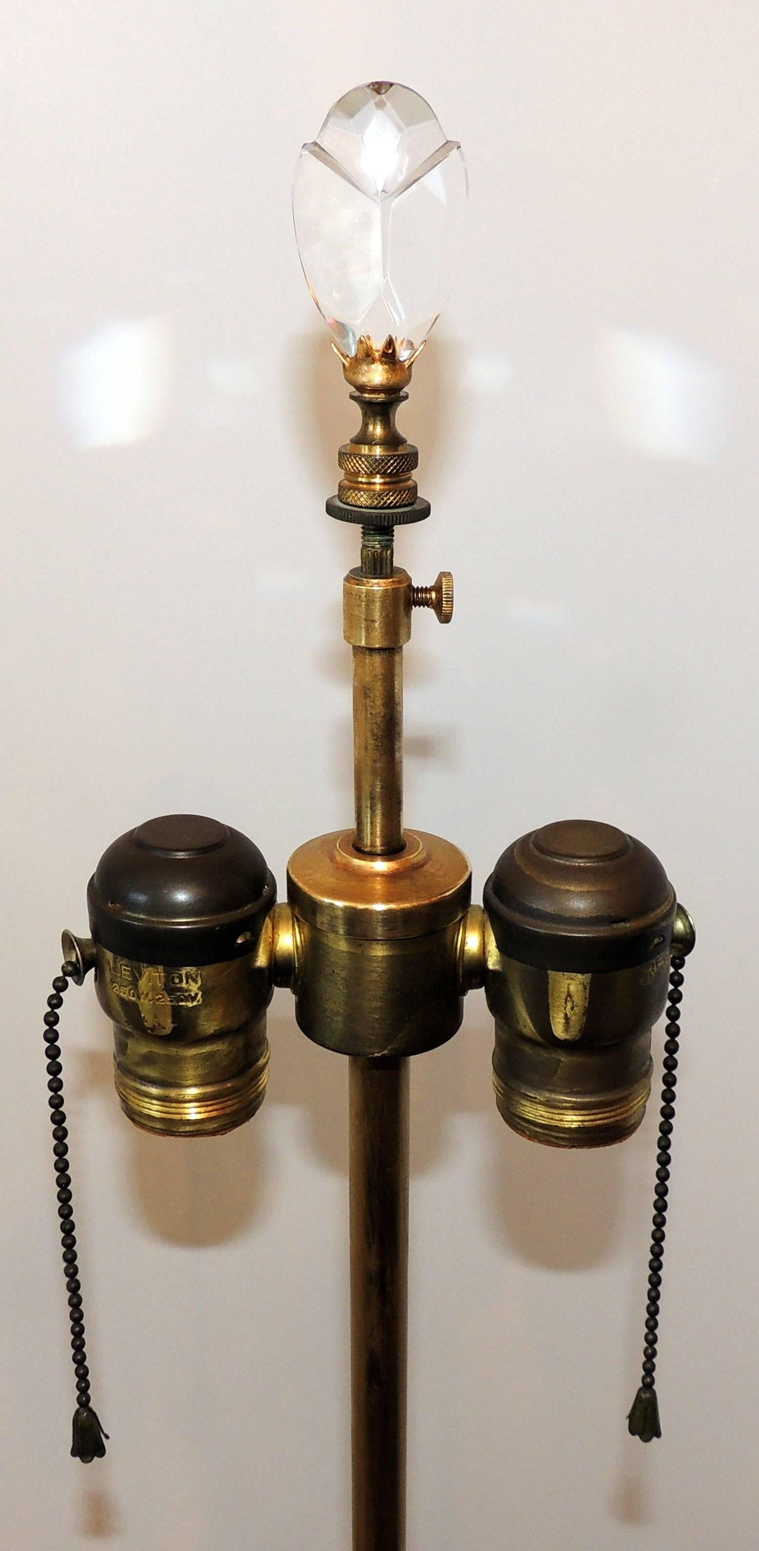 Schönes Paar Französisch Cut Crystal Doré Bronze Ormolu montiert neoklassischen Lampen (Vergoldet) im Angebot