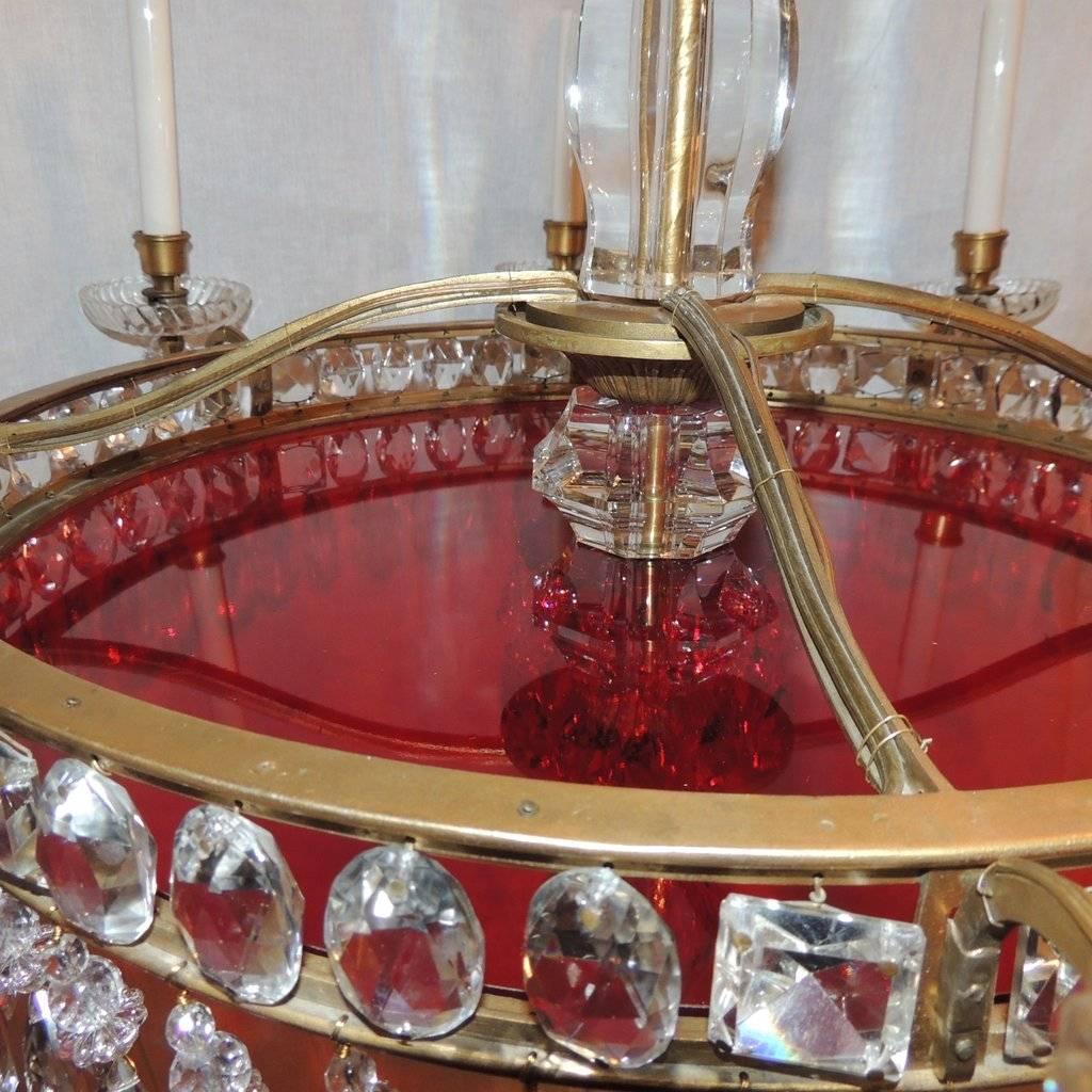 Bellissimo lampadario neoclassico a 8 luci in bronzo dorato francese e cristallo rosso del Baltico In condizioni buone in vendita a Roslyn, NY