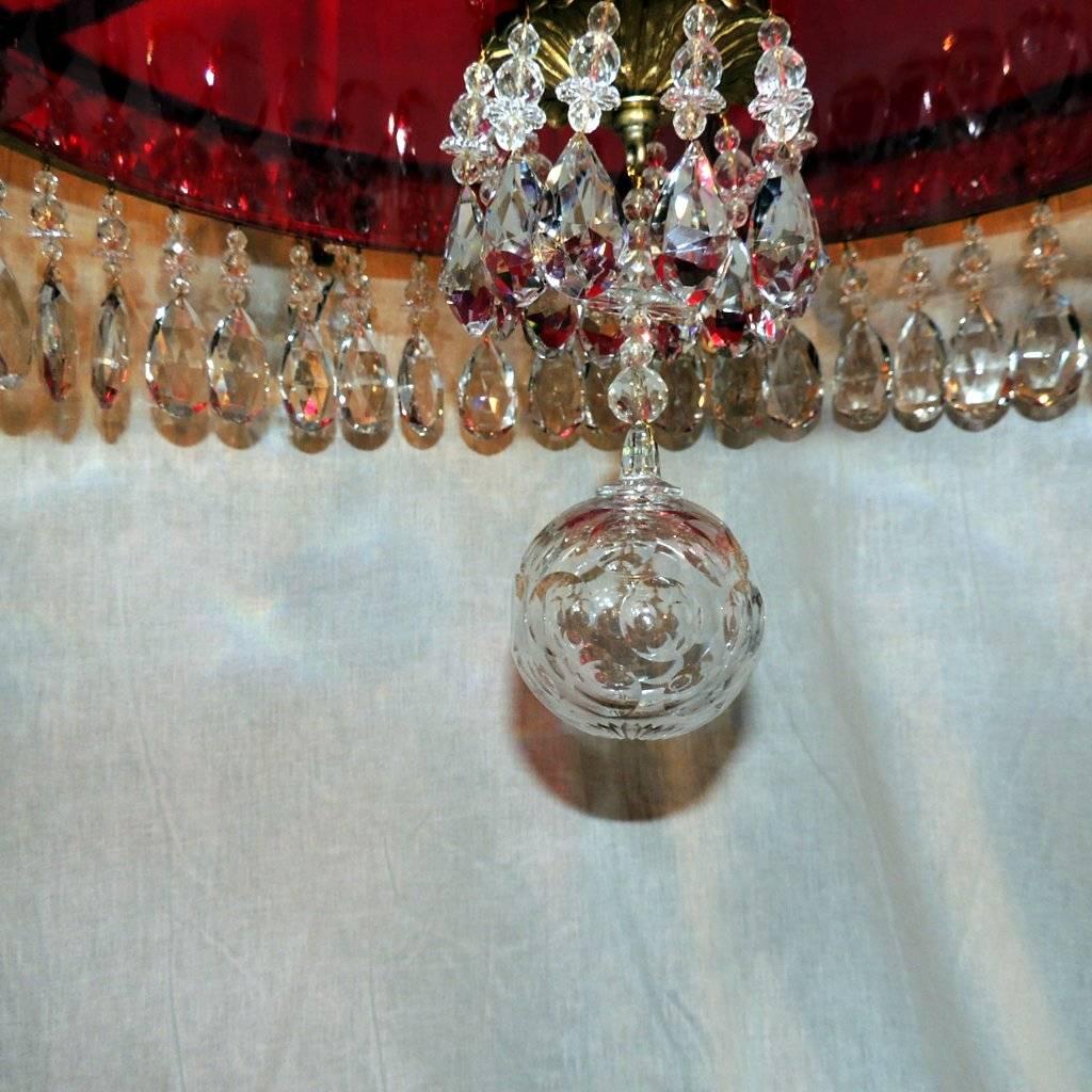 Cristallo Bellissimo lampadario neoclassico a 8 luci in bronzo dorato francese e cristallo rosso del Baltico in vendita