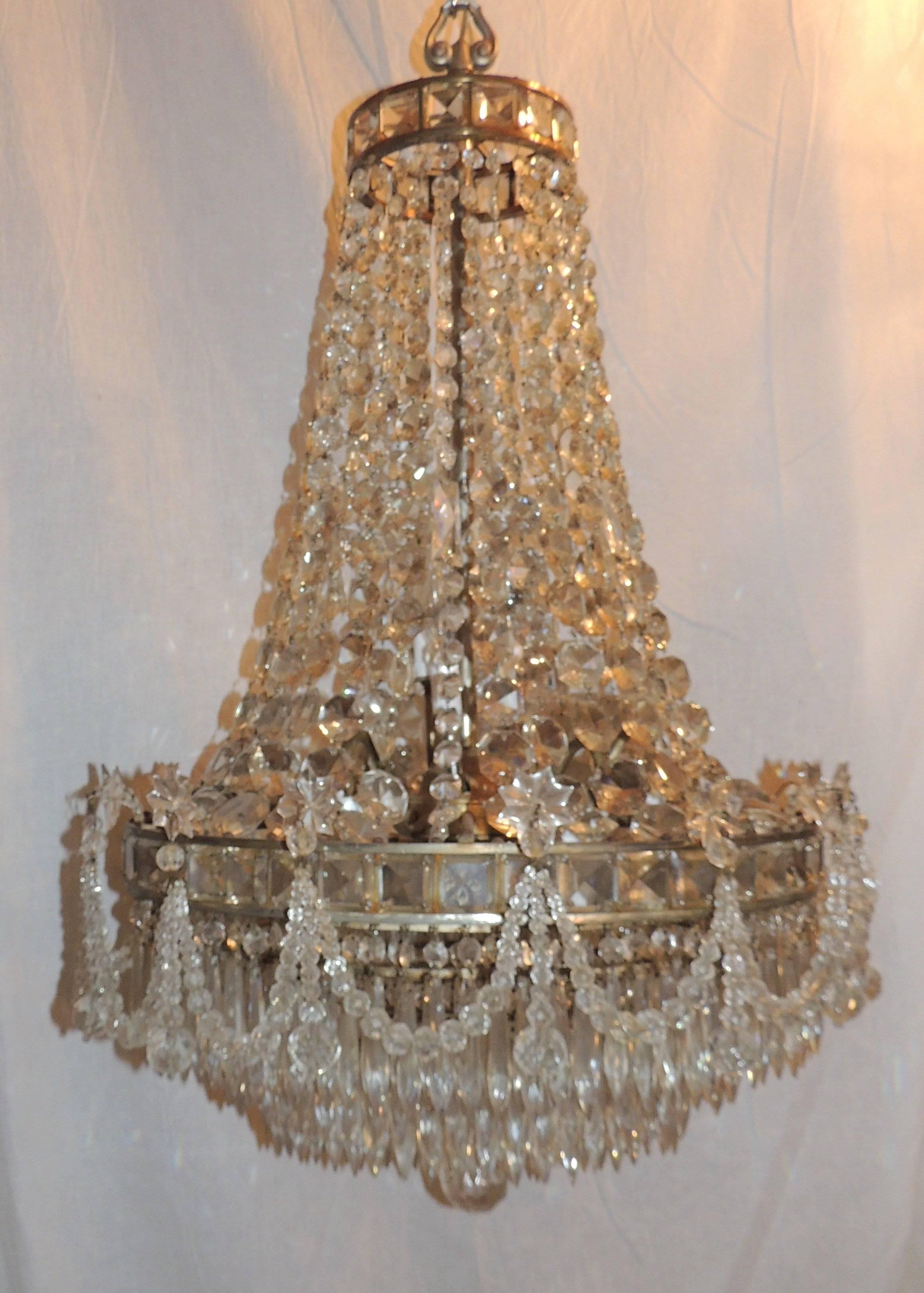 Néoclassique Merveilleux lustre français en bronze argenté à étages gradués en cristal en forme de cascade en vente