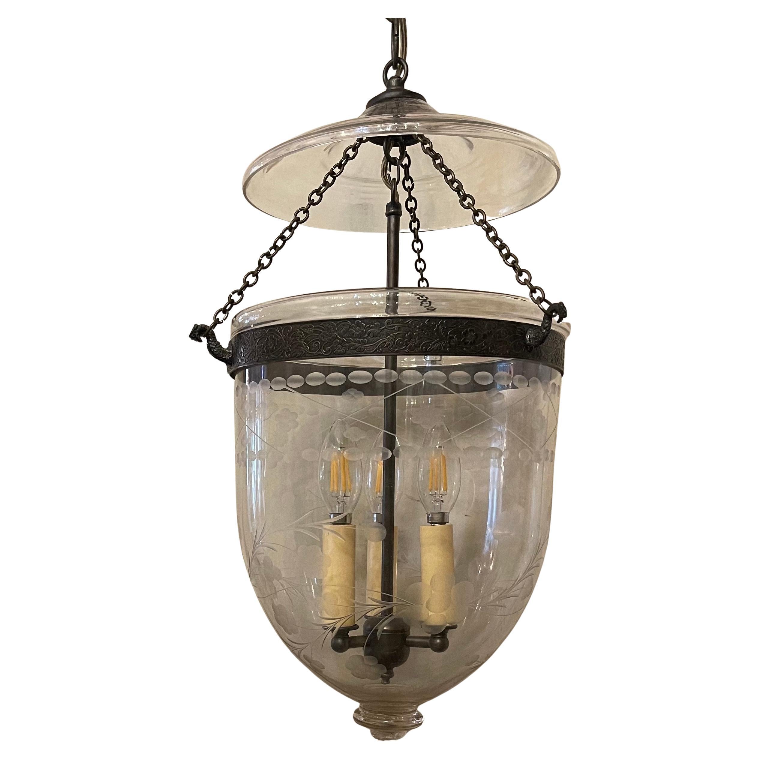 Merveilleuse lanterne à clochettes en verre gravé avec feuilles et fleurs, luminaire en laiton