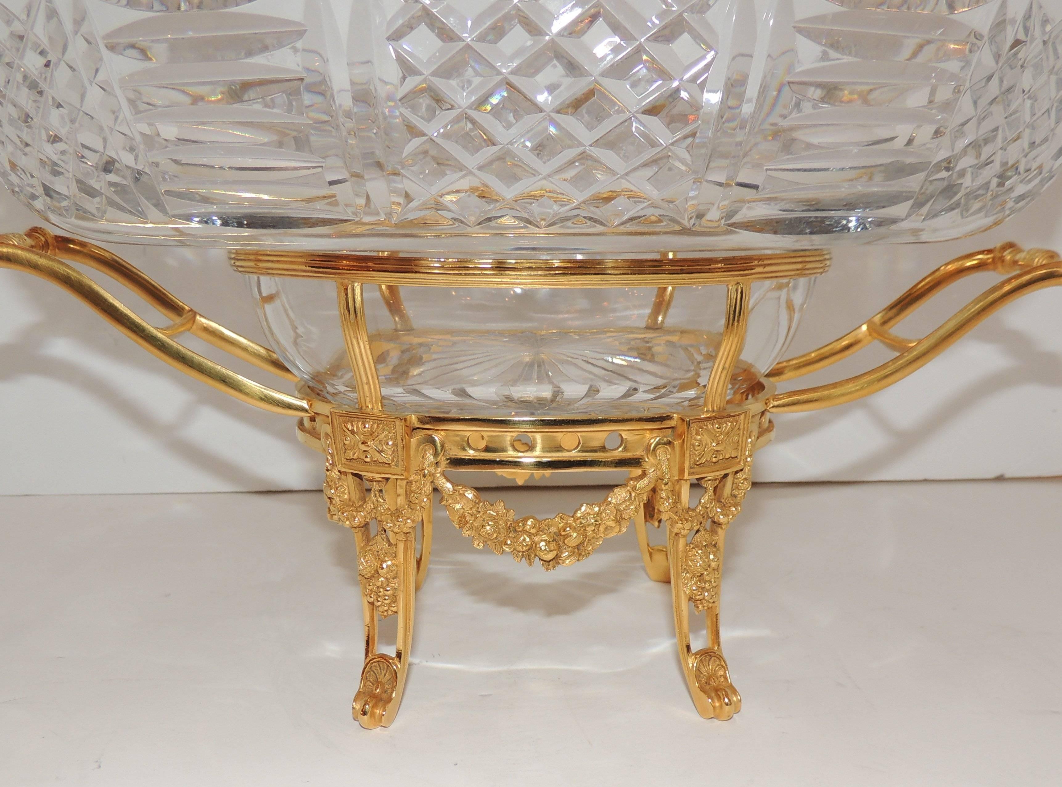 Belle Époque Magnifique centre de table français en bronze doré filigrane avec couronnes de guirlande et cristal taillé en vente