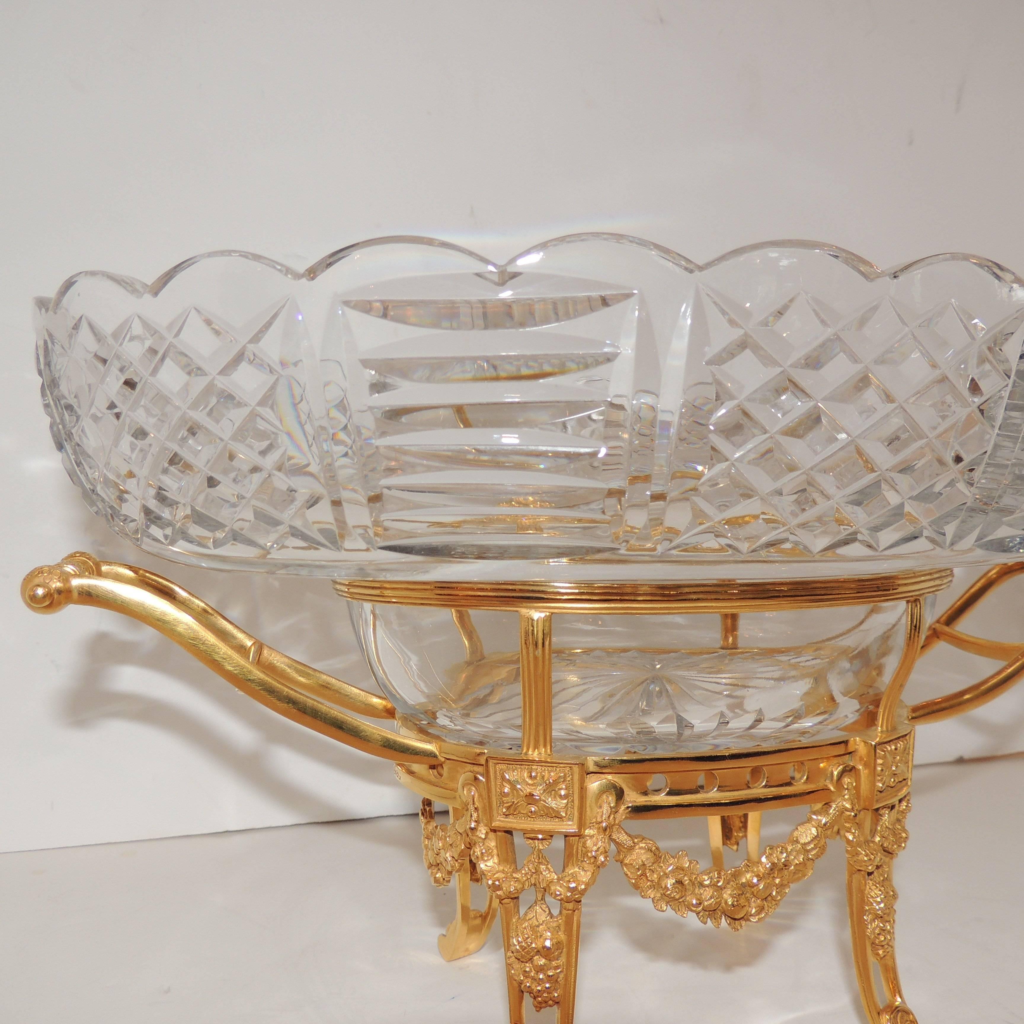 Français Magnifique centre de table français en bronze doré filigrane avec couronnes de guirlande et cristal taillé en vente