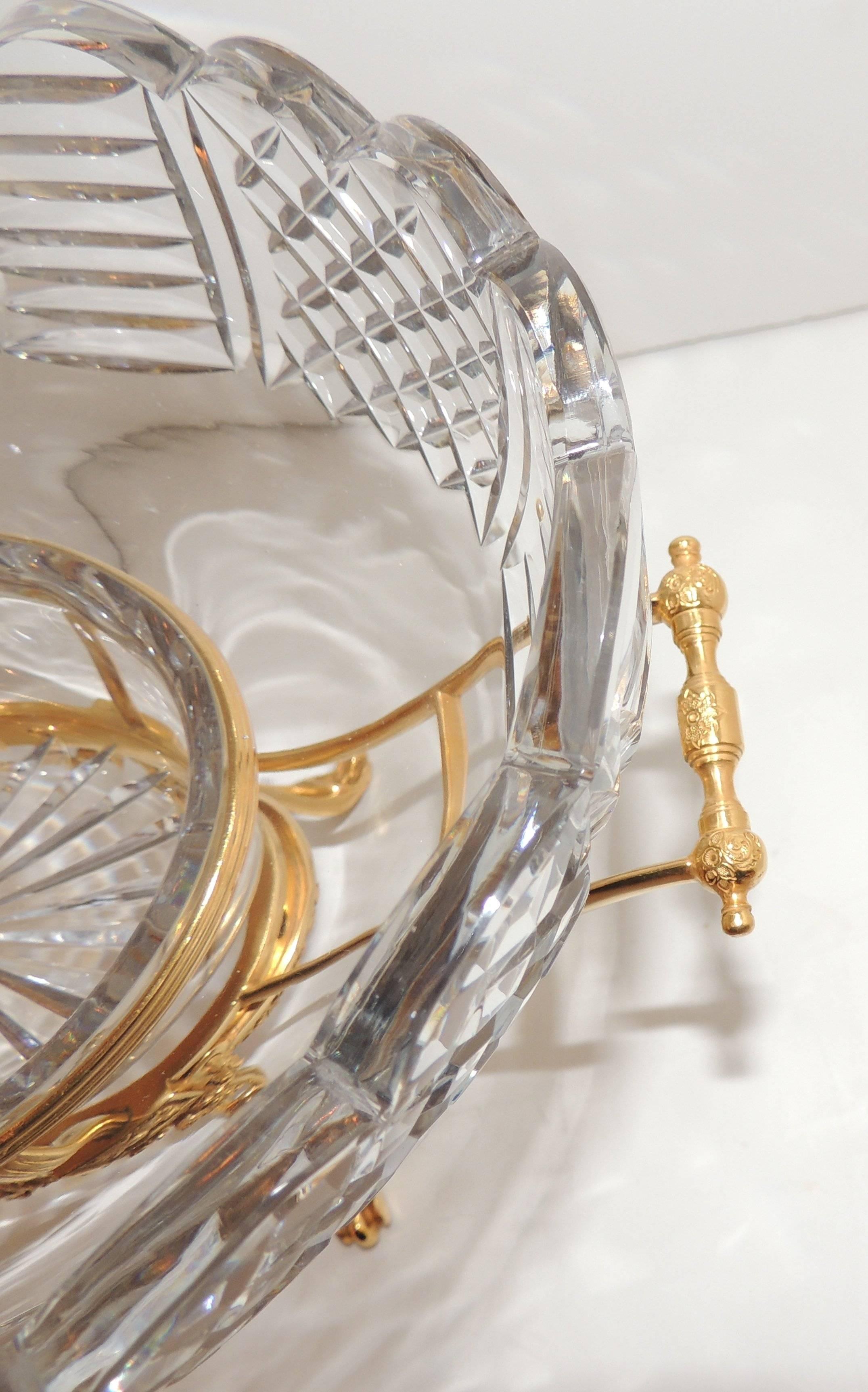 Magnifique centre de table français en bronze doré filigrane avec couronnes de guirlande et cristal taillé Bon état - En vente à Roslyn, NY