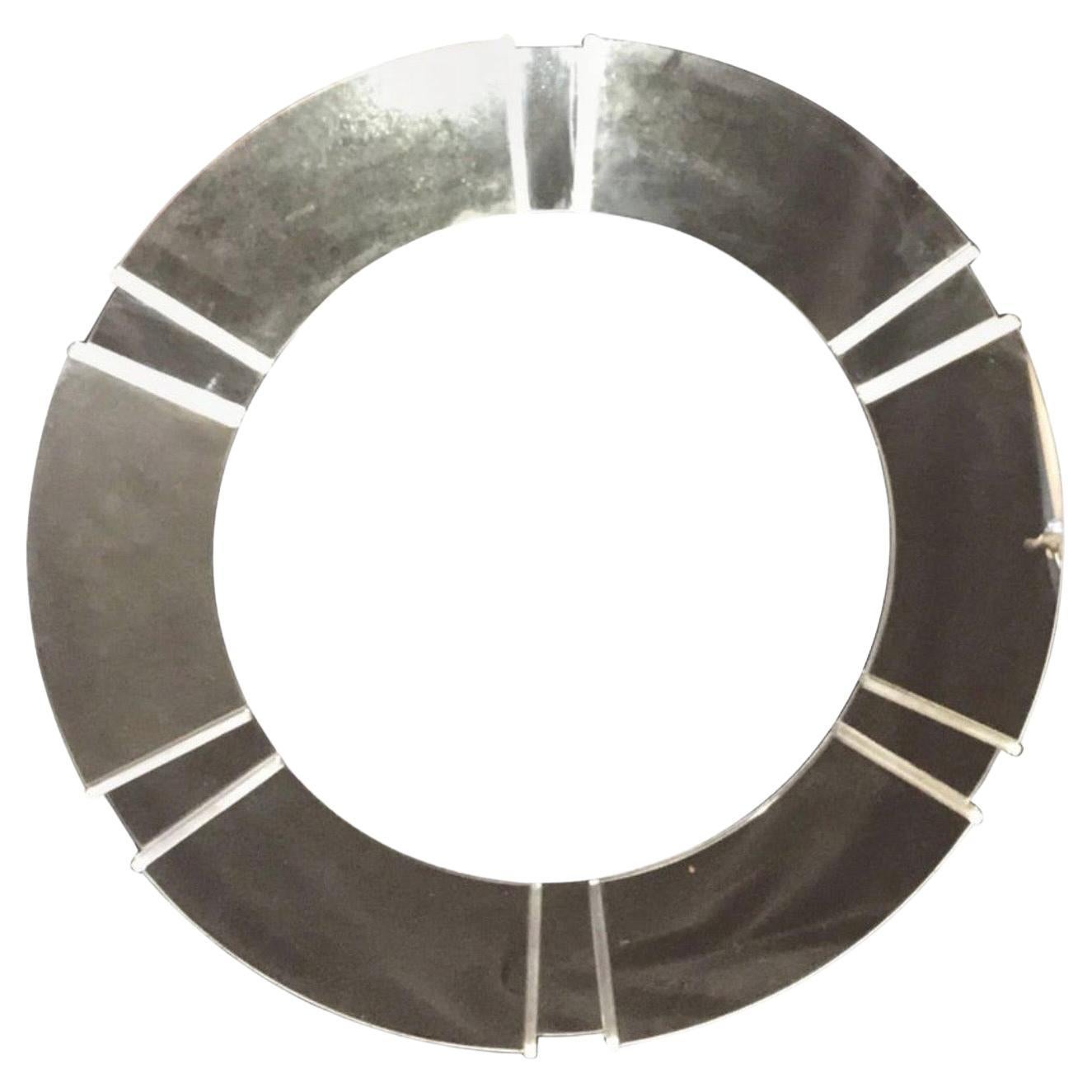 Un meraviglioso specchio veneziano rotondo d'epoca del Mid-Century Modern con blocchi di vetro incastonati su una fama d'argento in legno dorato. Acquistato da Lorin Marsh.
 