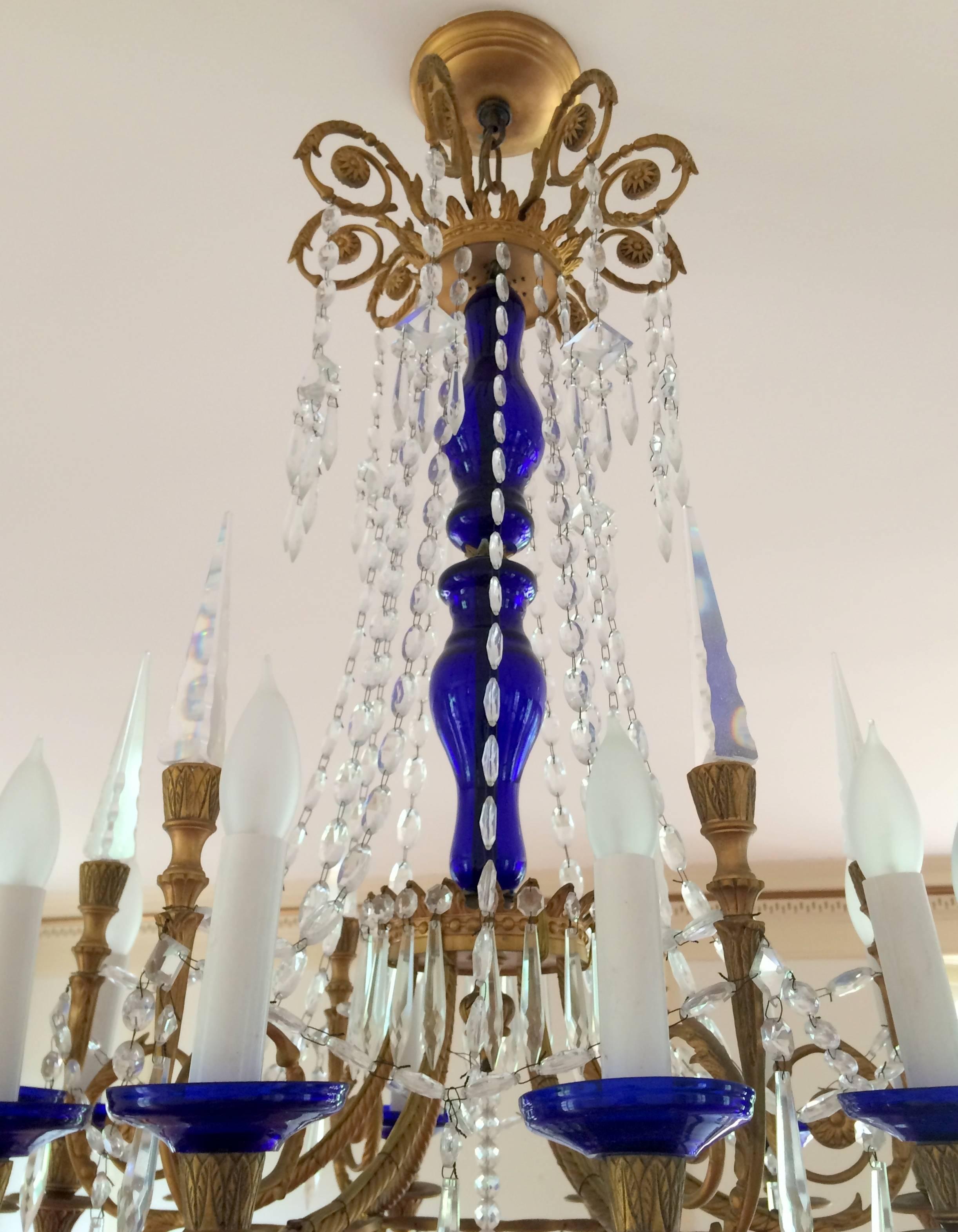 Französisches Paar Dor Bronze kobaltblauer Glas-Kristall-Regency-Kronleuchter, Regency (Vergoldet) im Angebot