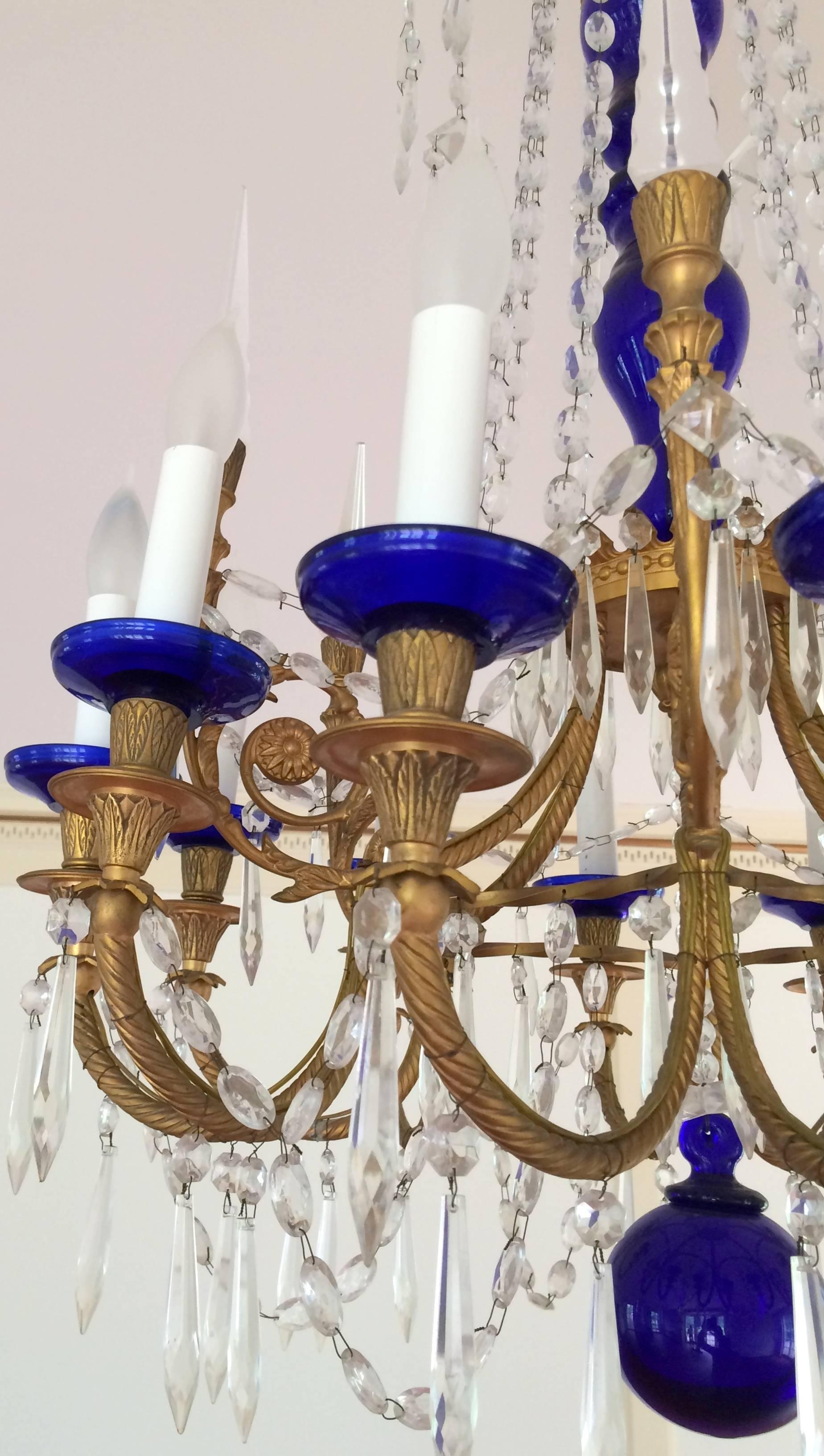 Französisches Paar Dor Bronze kobaltblauer Glas-Kristall-Regency-Kronleuchter, Regency (Frühes 20. Jahrhundert) im Angebot