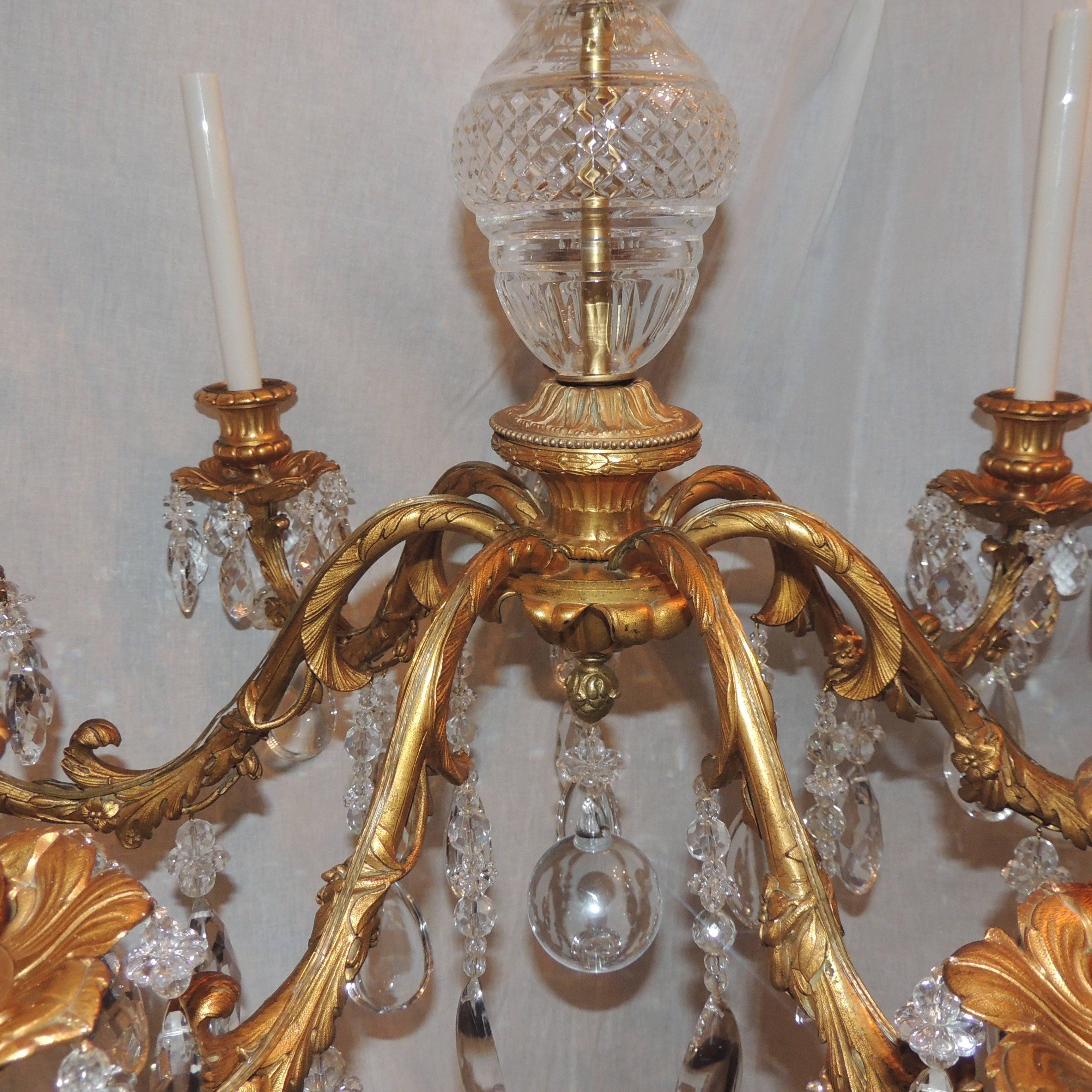 Wunderschöne französische vergoldete Dor-Bronze-Leuchte mit sieben Lichtern aus Kristall (Vergoldet) im Angebot