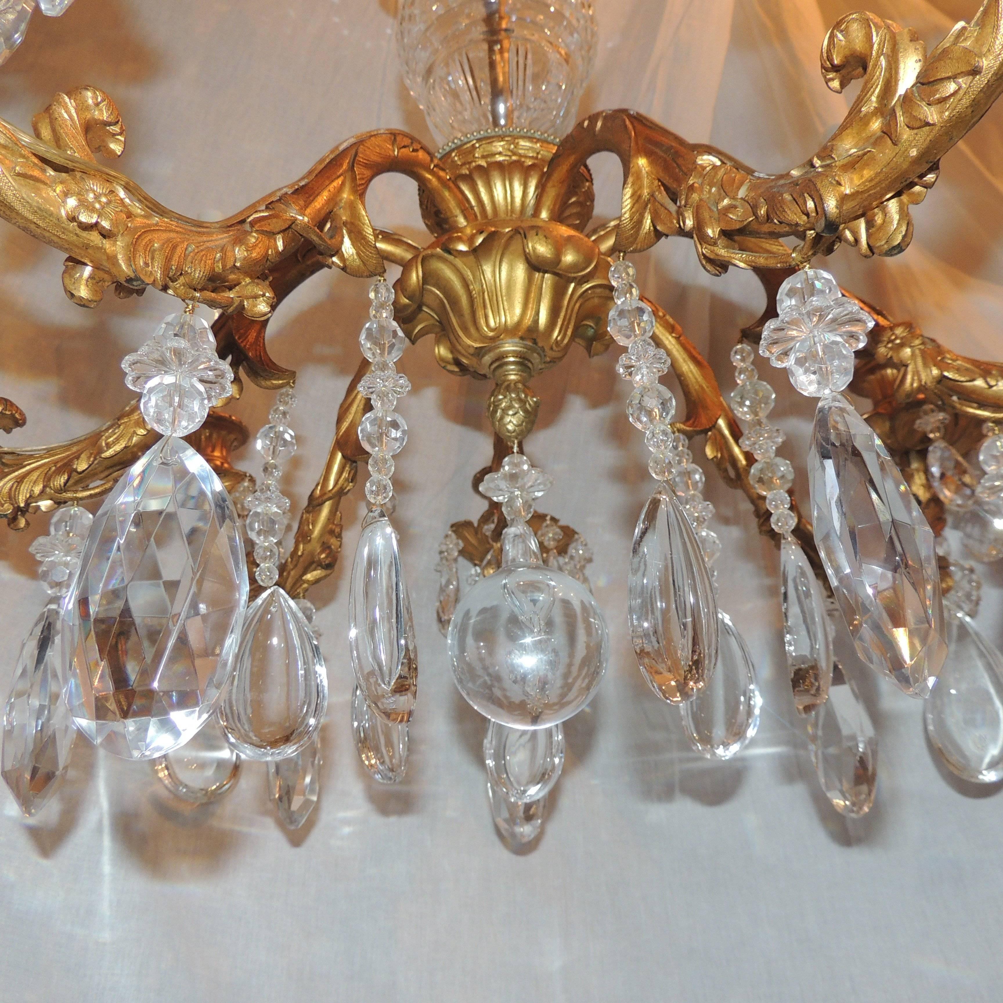 Wunderschöne französische vergoldete Dor-Bronze-Leuchte mit sieben Lichtern aus Kristall (Frühes 20. Jahrhundert) im Angebot