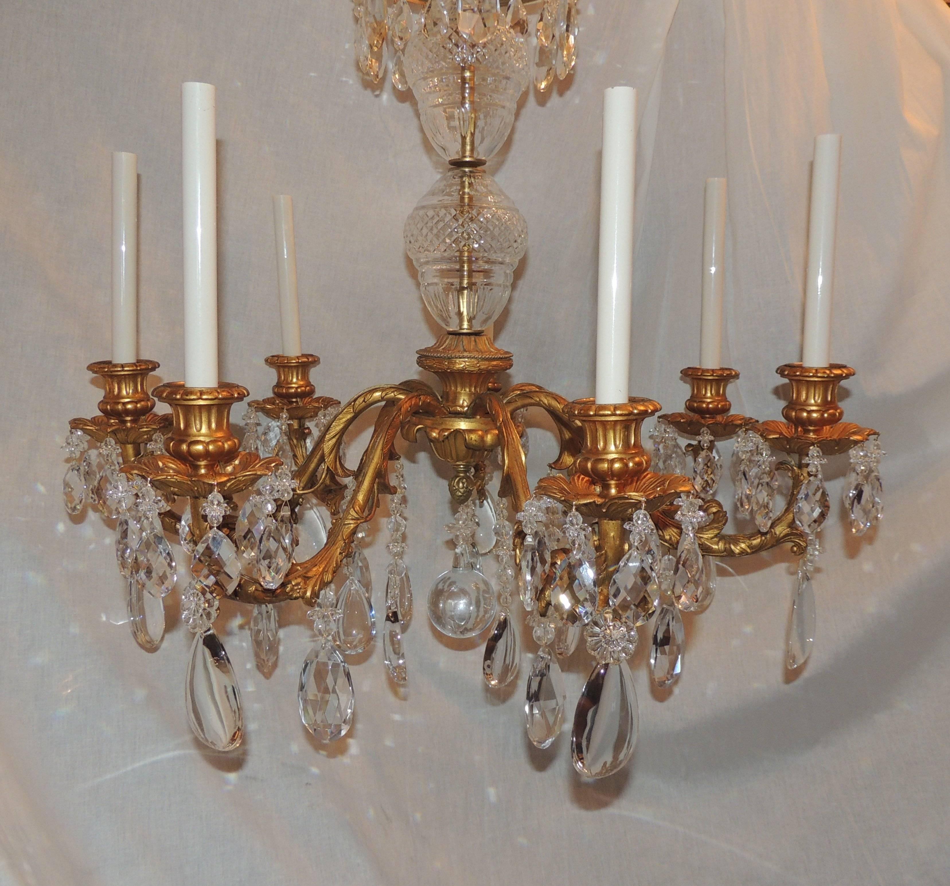 Wunderschöne französische vergoldete Dor-Bronze-Leuchte mit sieben Lichtern aus Kristall im Angebot 1