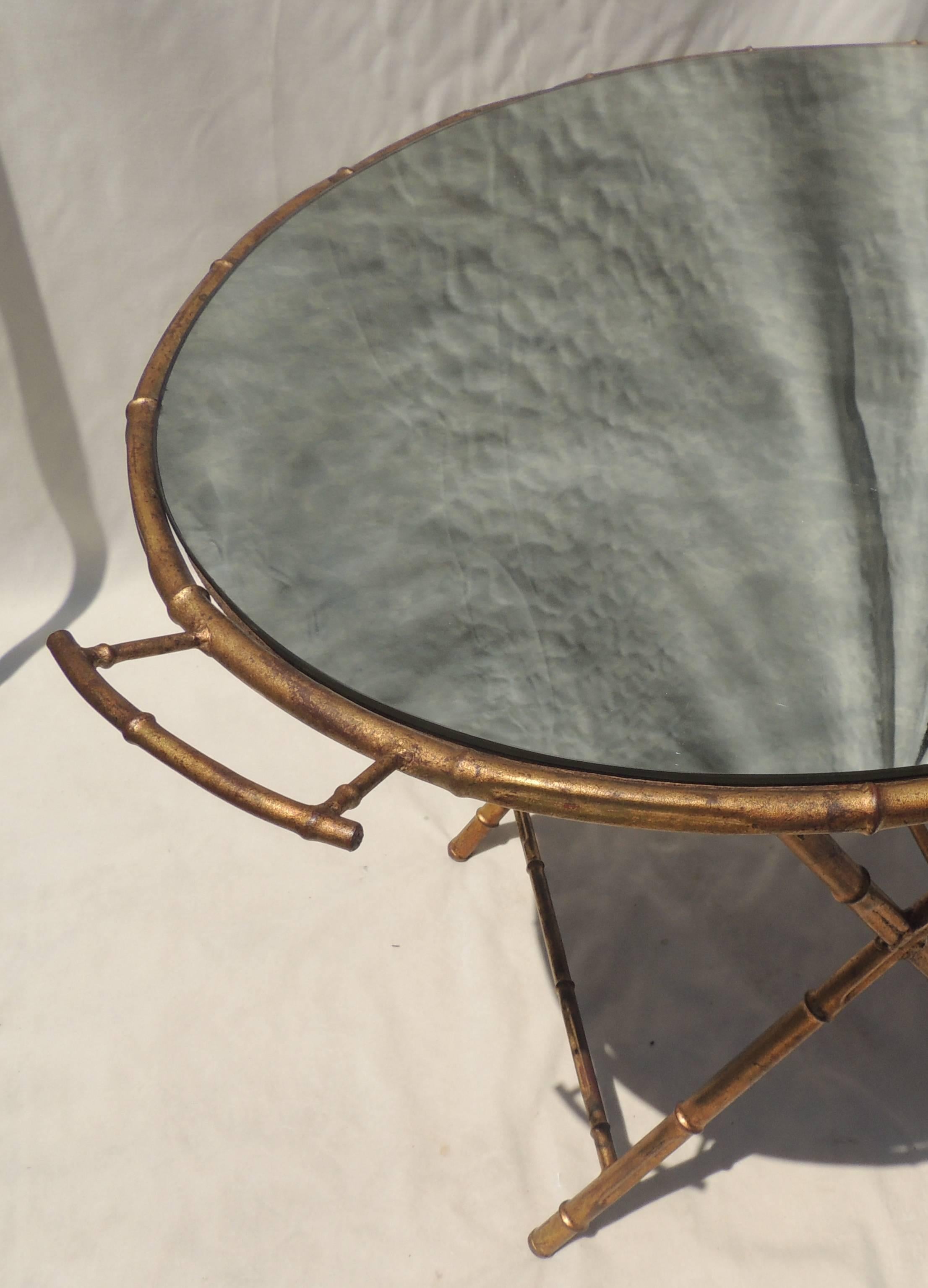 Eine wunderbare vergoldete tole Bagues, Jansen Stil Bambus Form Vintage gespiegelt abnehmbaren Tablett oben serviert Beistelltisch fertig mit Griffen an beiden Enden.