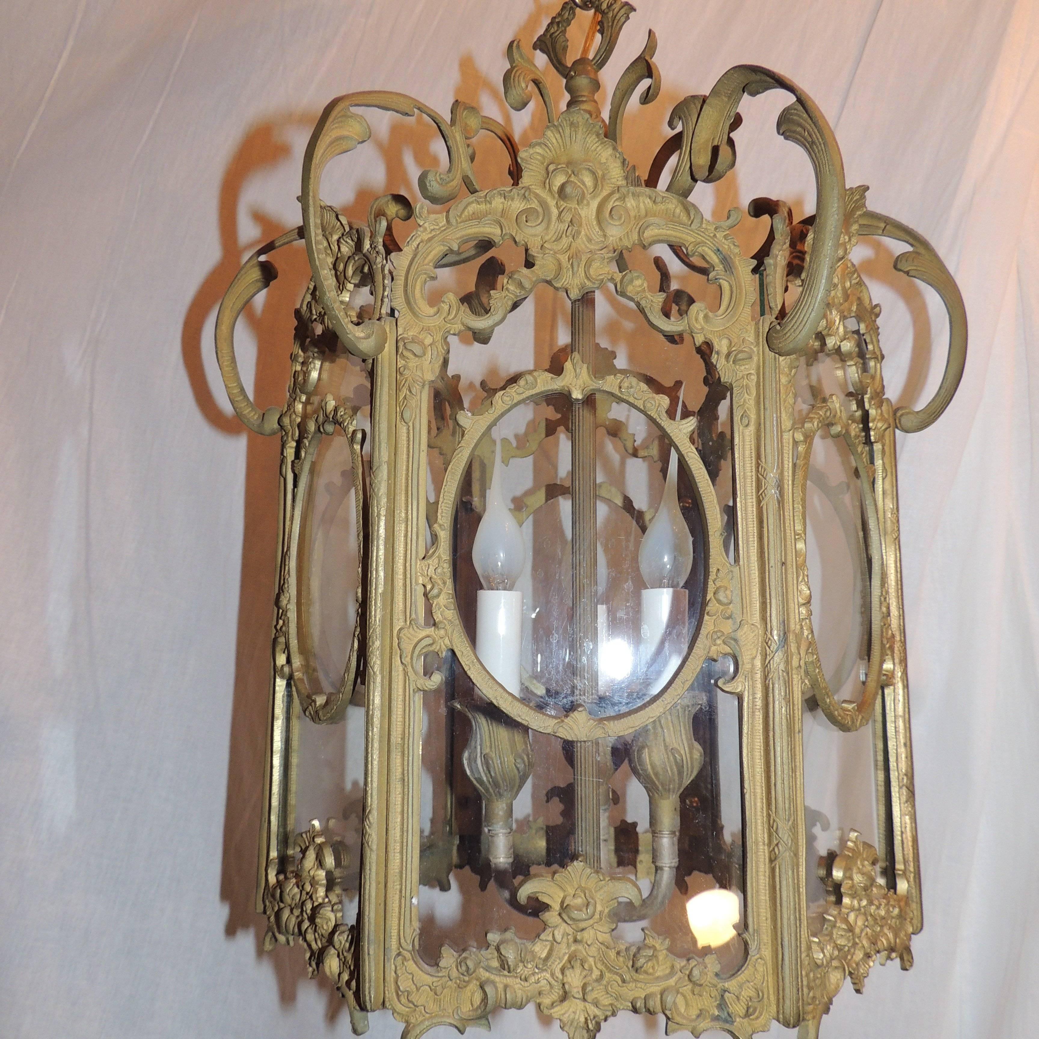 French Filigree Gilt Doré Bronze Hexagon Glass Lantern Three-Light Fixture im Zustand „Gut“ in Roslyn, NY