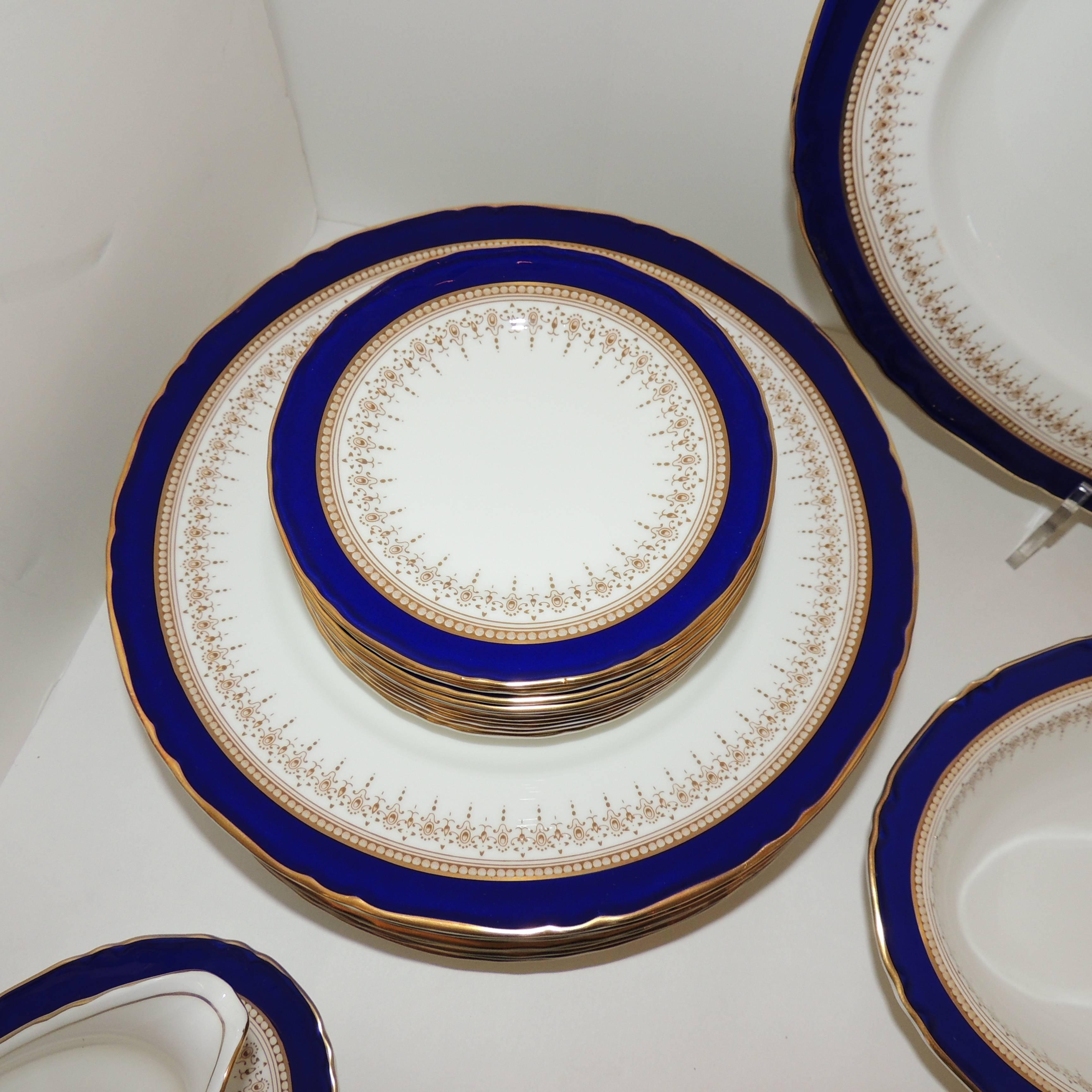Wunderschönes komplettes Service 12 Royal Worcester Regency Royal Blue Fine China Set im Zustand „Gut“ in Roslyn, NY