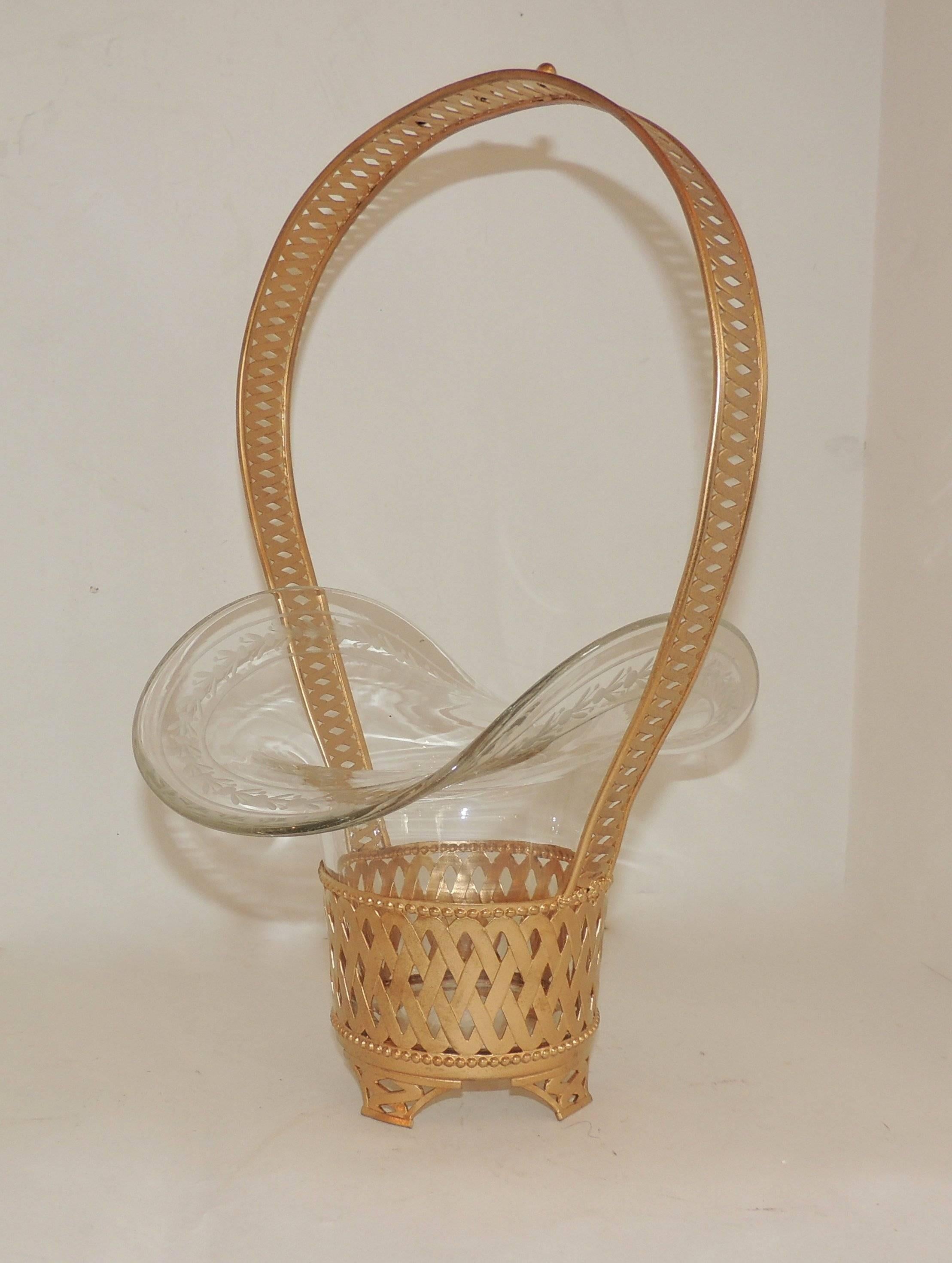 Wonderful footed basket with doré bronze basket weave pattern and large curved etched crystal glass insert. Perfect for bridal, flower girl flowers

Measures: 14" H x 9" D x 10" W.

Insert: 6.5" D x 10" W x 6.5" H.