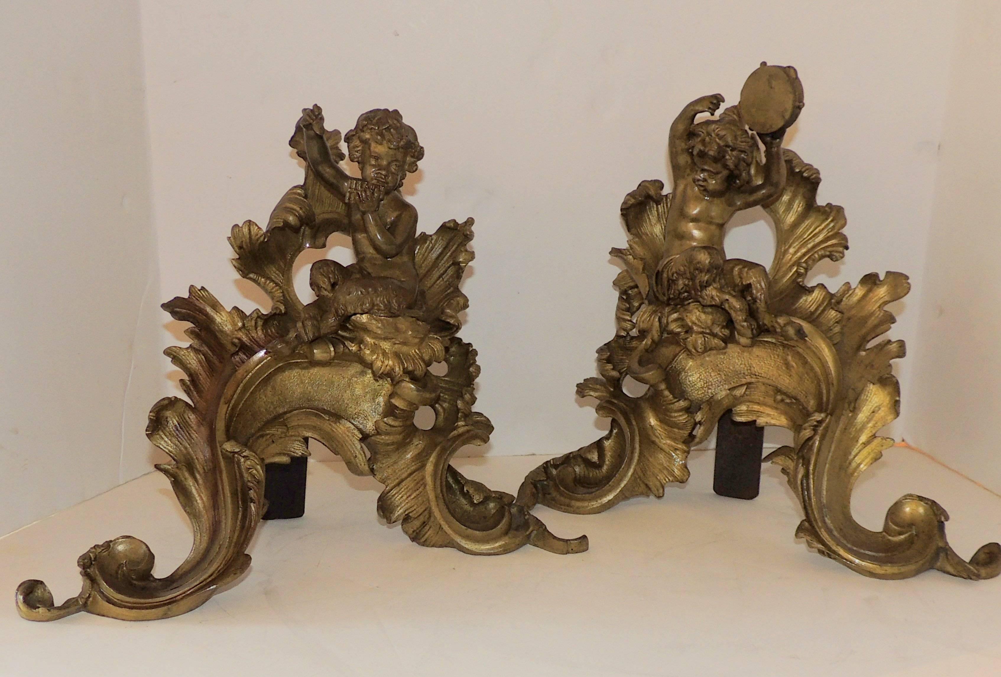 Merveilleux chérubin putti en bronze doré français pour cheminée, chenets et chenets d'ornement jouant des instruments de musique.

Mesures : 14