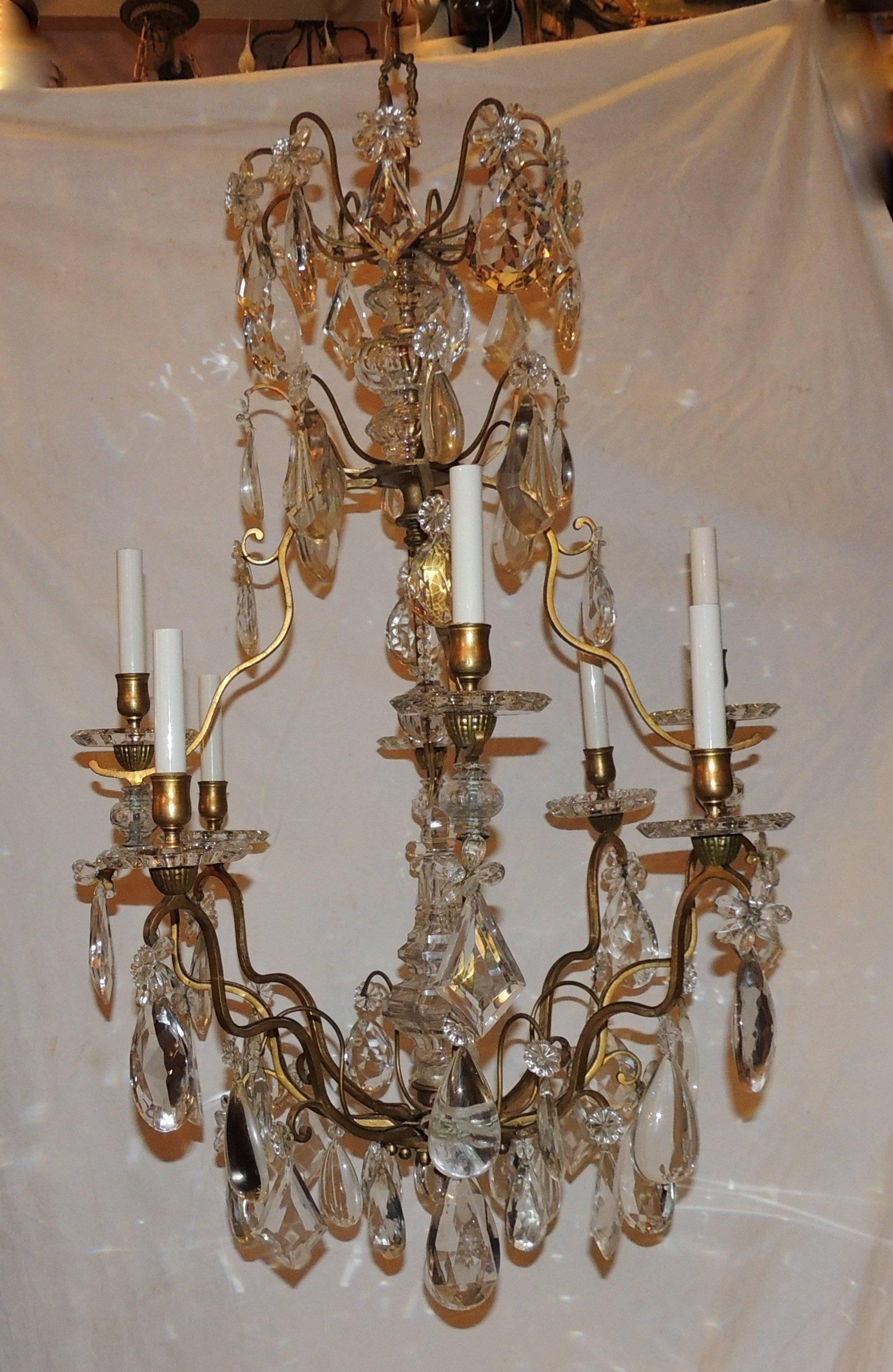 Magnifique lustre à huit lumières en cristal de Baccarat signé en bronze doré français
avec bobèche en cristal, embout central en cristal et goutte en cristal.

Mesures : 46
