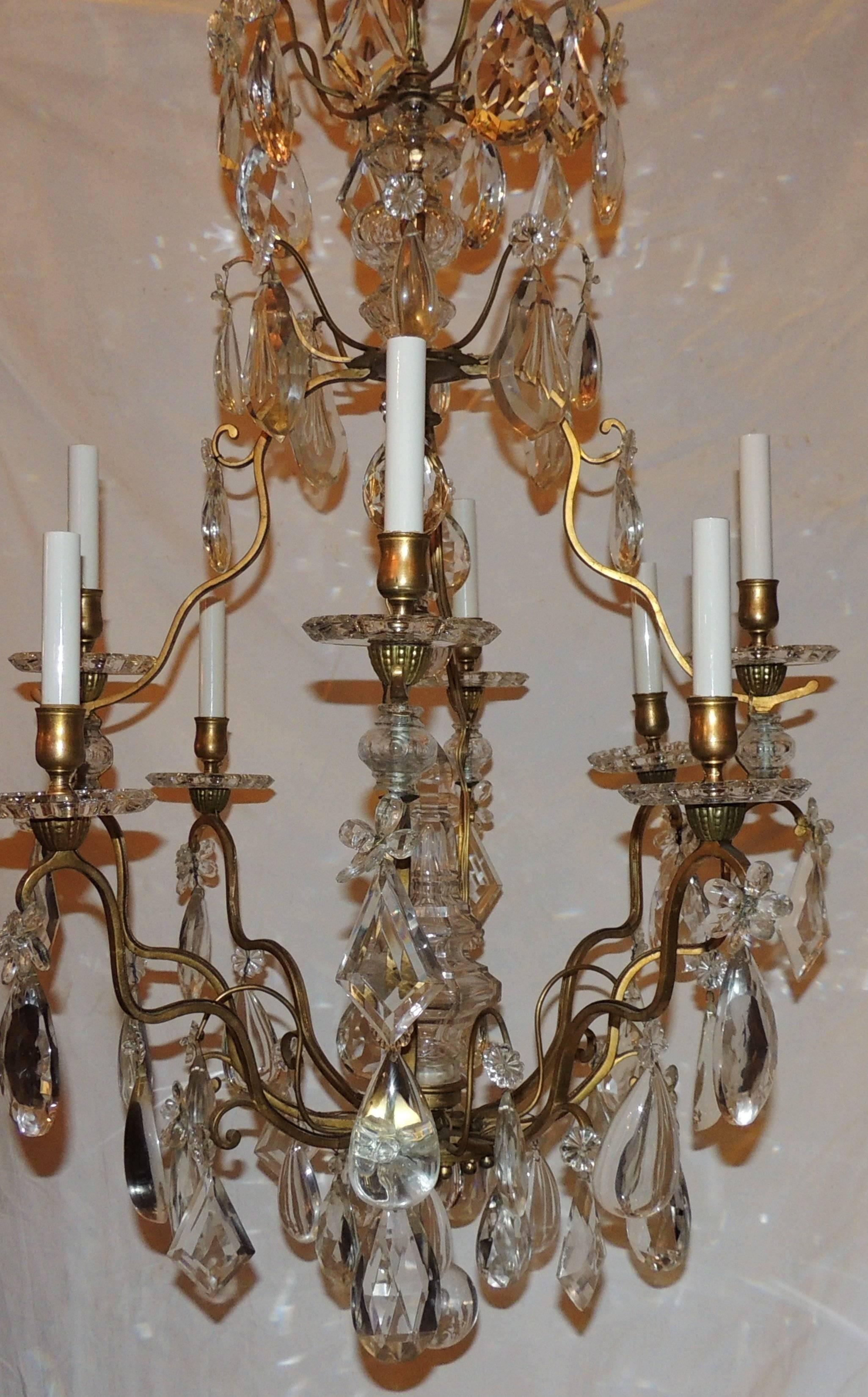 Milieu du XXe siècle Merveilleux lustre à huit lumières en cristal doré en bronze français signé Baccarat en vente