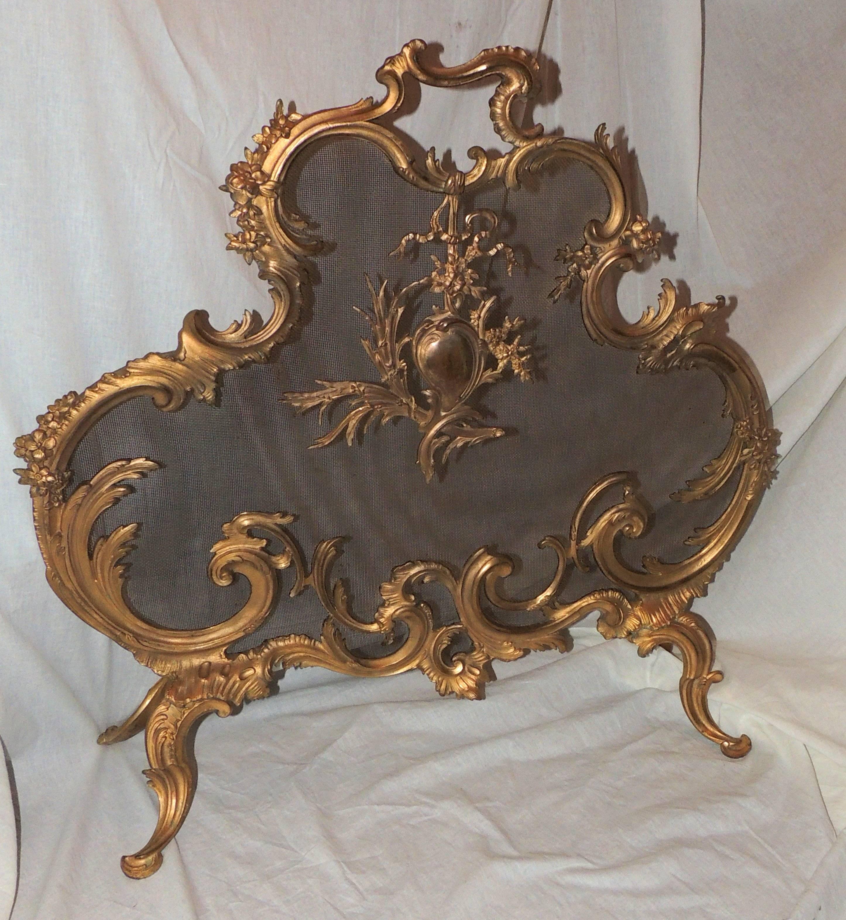Wonderful French Rococo gilt bronze firescreen with center ribbon and filigree medallion.


Measures: 30" H x 32" W x 10" D.