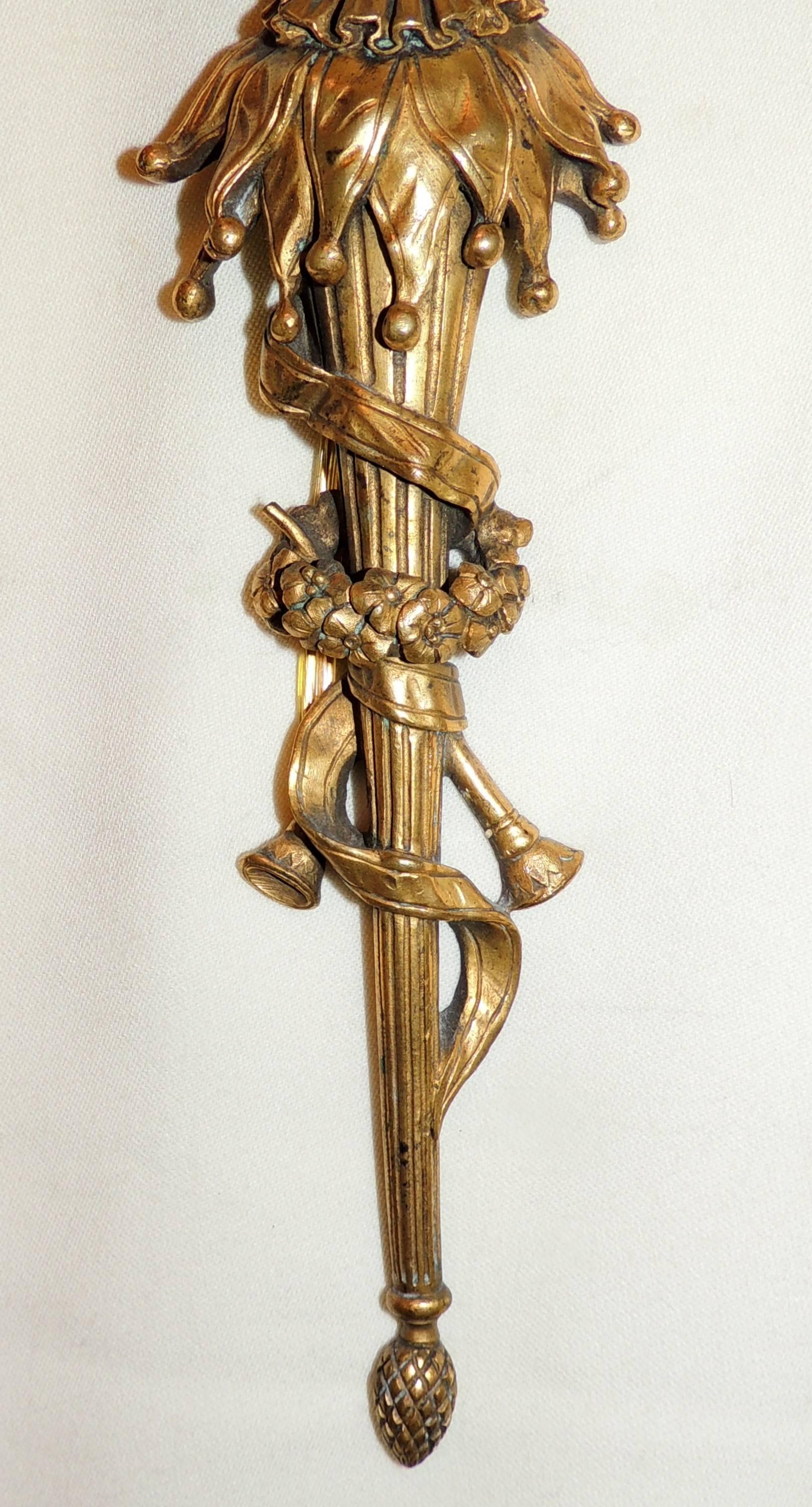Doré Magnifique paire d'appliques Regency à deux lumières à pampilles en bronze en forme de femme en corne française en vente