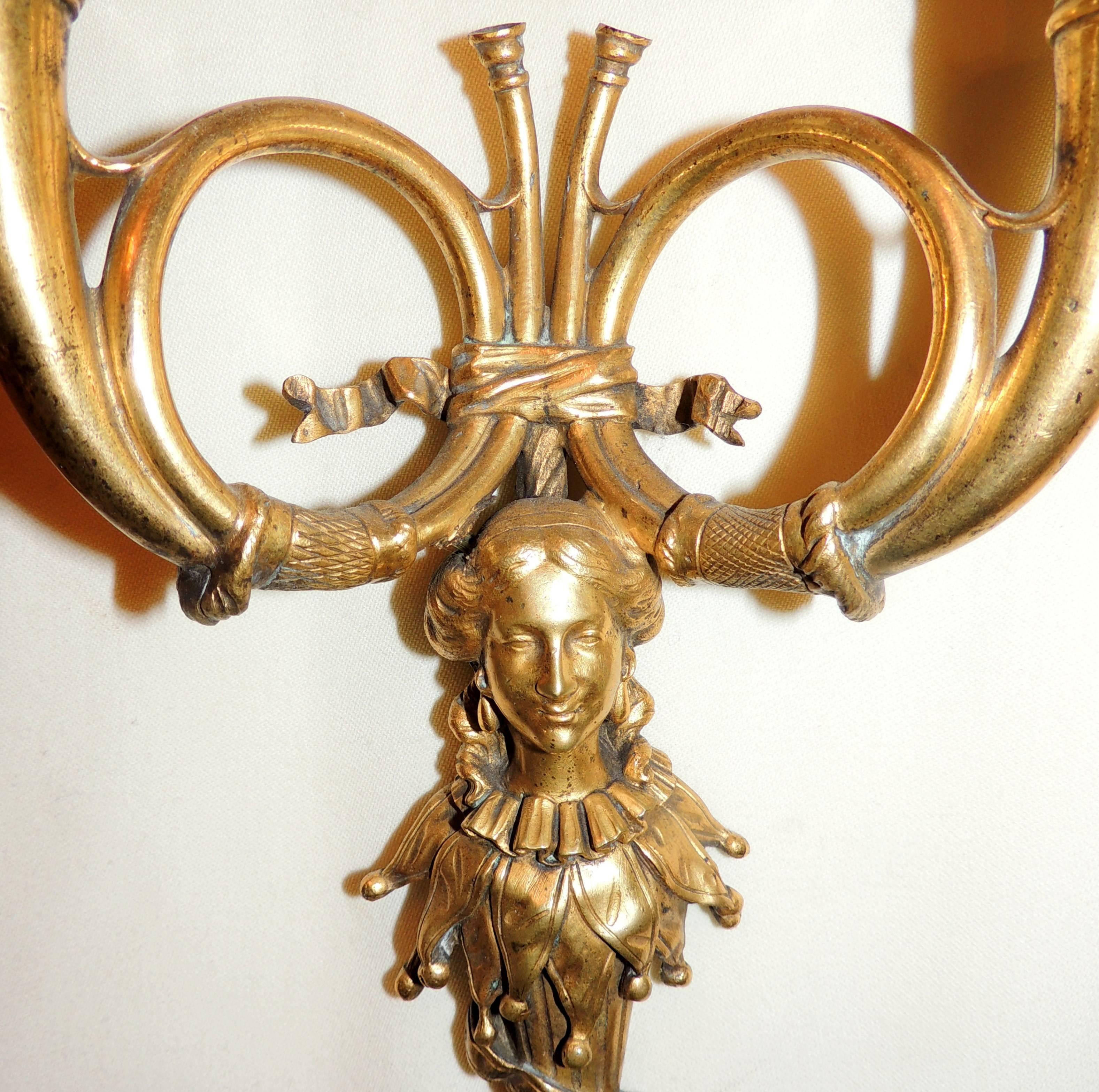 Milieu du XXe siècle Magnifique paire d'appliques Regency à deux lumières à pampilles en bronze en forme de femme en corne française en vente