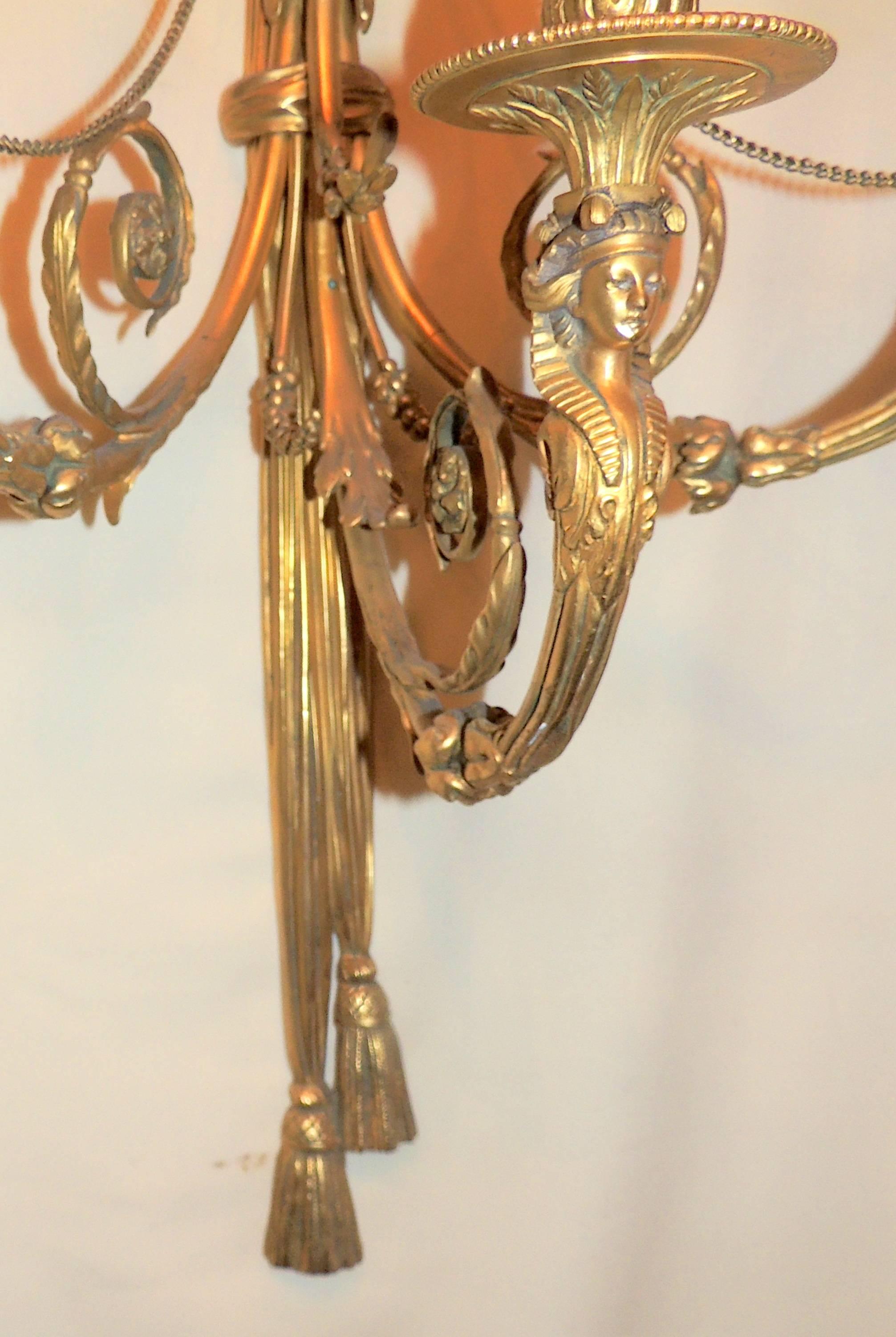 Zwei wunderbare französische große Empire-Regency-Damen-Wandleuchter aus Bronze mit Quasten (Vergoldet) im Angebot